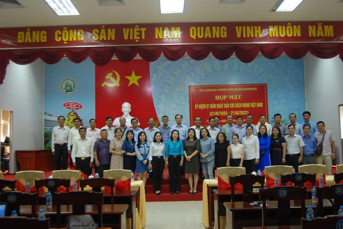 Các phóng viên, nhà báo về dự buổi họp mặt chụp ảnh lưu niệm với ban lãnh đạo huyện Phong Điền.