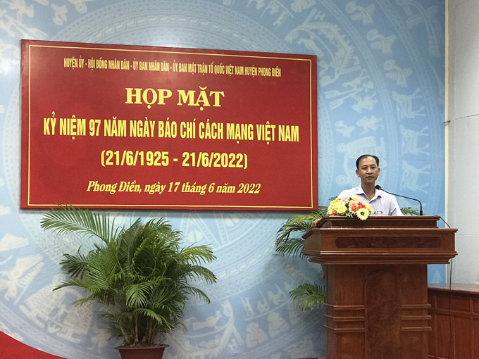 Ông Nguyễn Trung Nghĩa - Phó Bí thư, Chủ tịch UBND huyện Phong Điền phát biểu chúc mừng Ngày Báo chí Cách mạng Việt Nam.