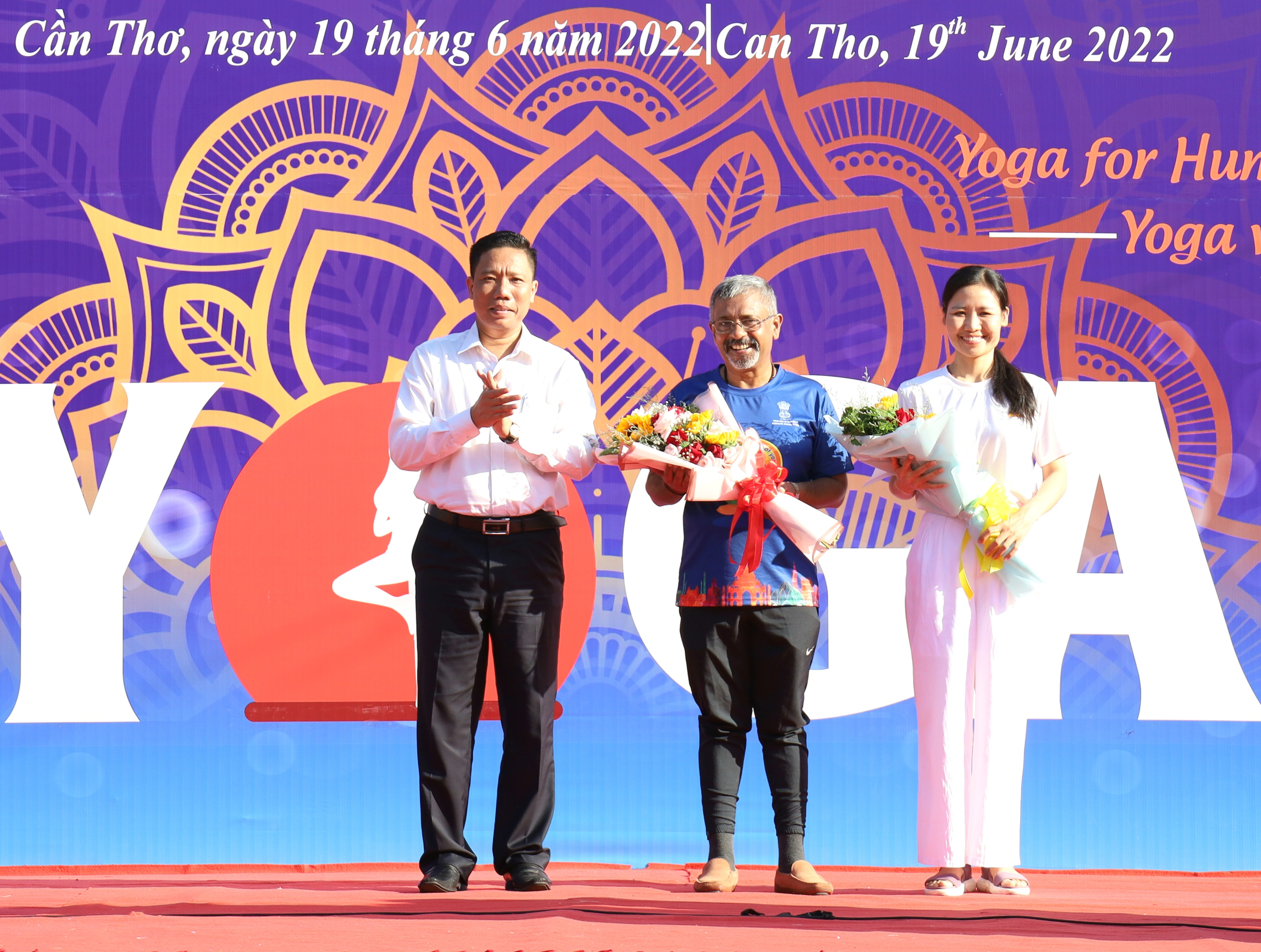 Ông Nguyễn Thực Hiện - Phó Chủ tịch UBND TP. Cần Thơ tặng hoa cho Lãnh sự Ấn Độ và Huấn luyện viên Yoga.