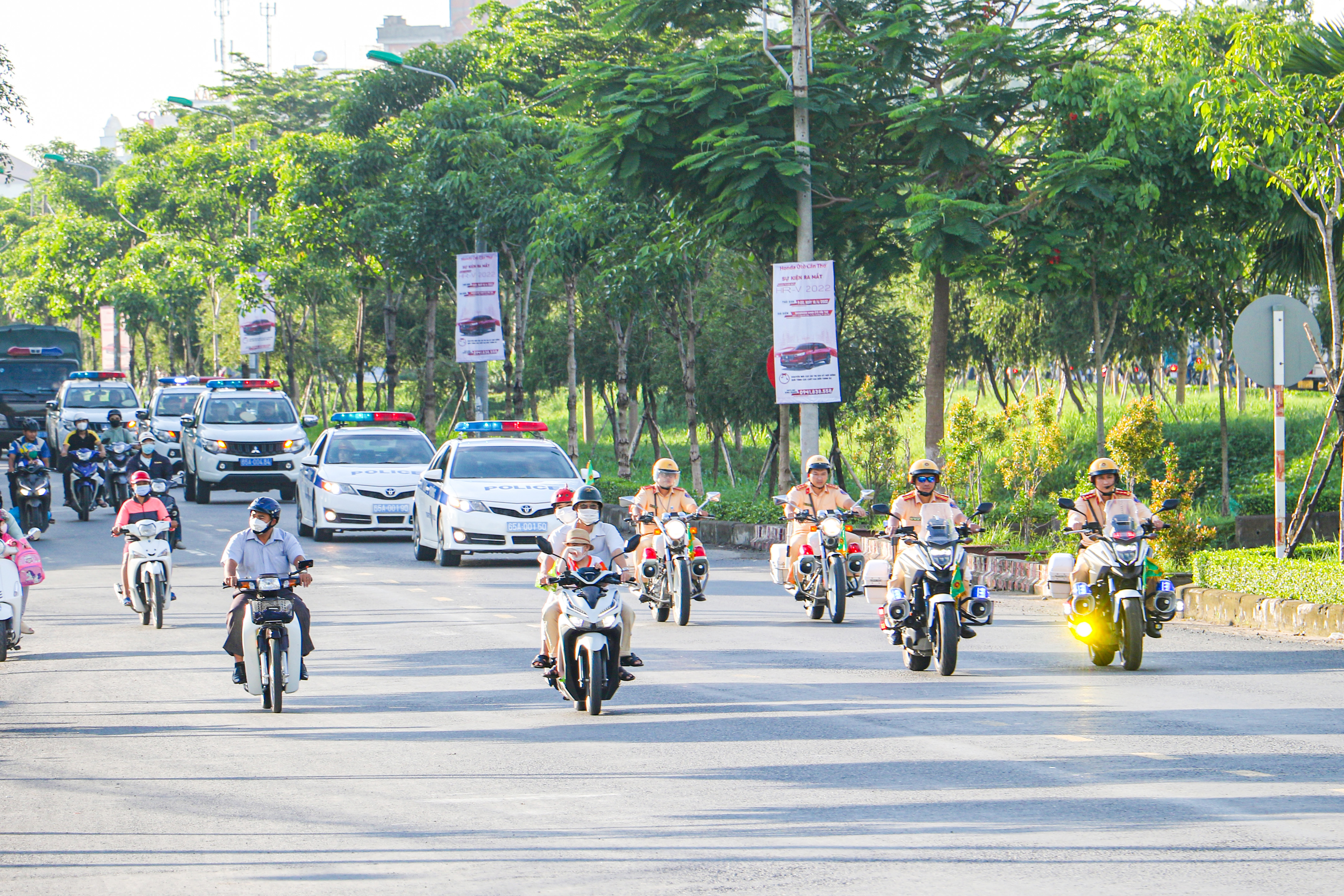 Lực lượng Cảnh sát giao thông diễu hành qua một số tuyến đường.