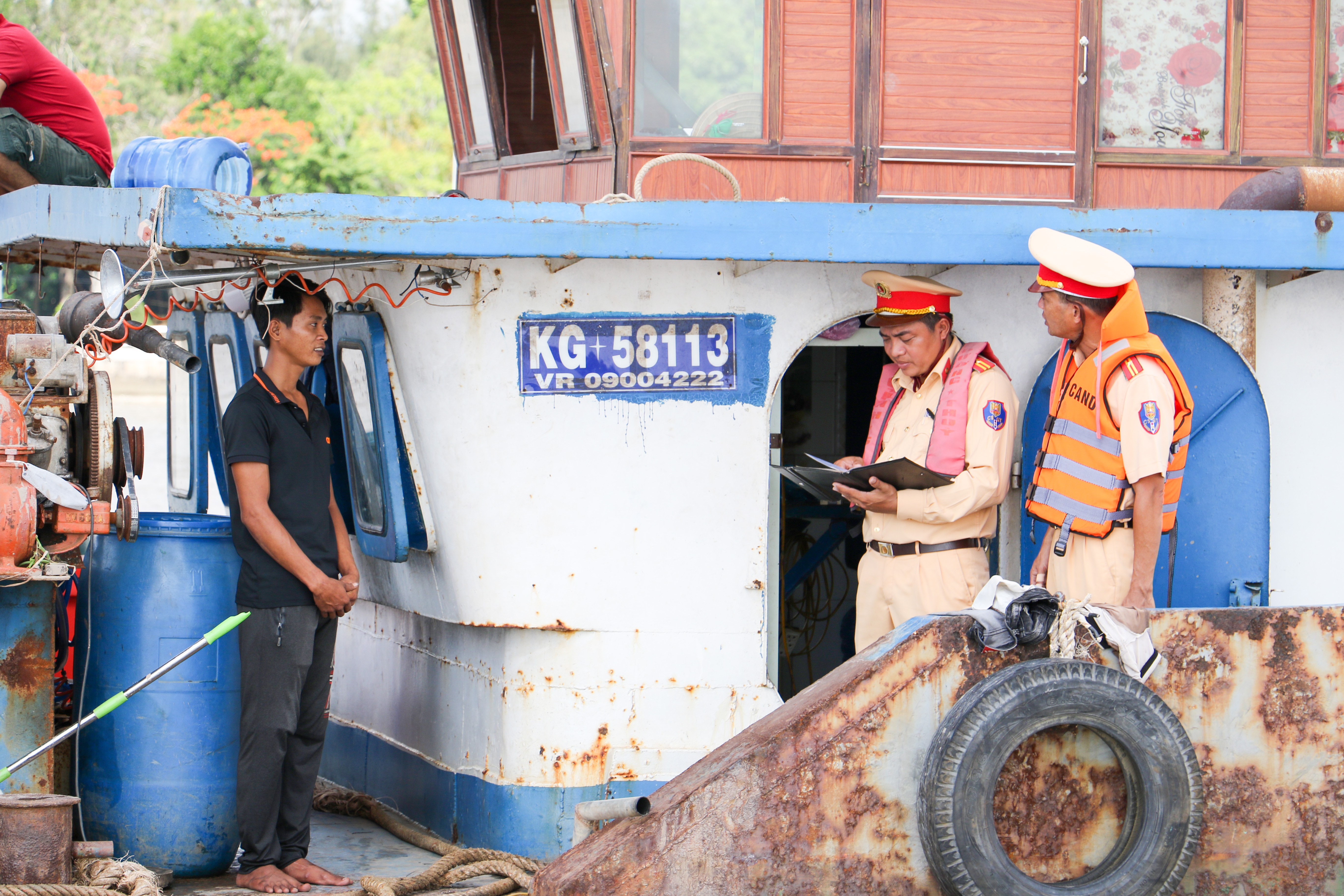 Phương tiện có biển số đăng ký KG-58113 do anh anh Du Văn Nhiều (bìa trái) điều khiển hiện đang được tạm giữ để xử lý theo quy định.