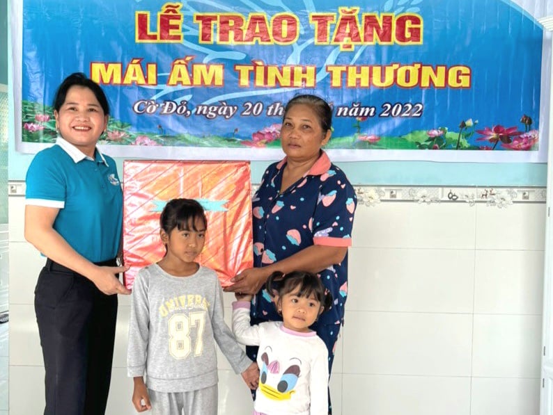 Bà Nguyễn Thị Thúy - Chủ tịch Hội LHPN huyện Cờ Đỏ tặng quà cho gia đình.