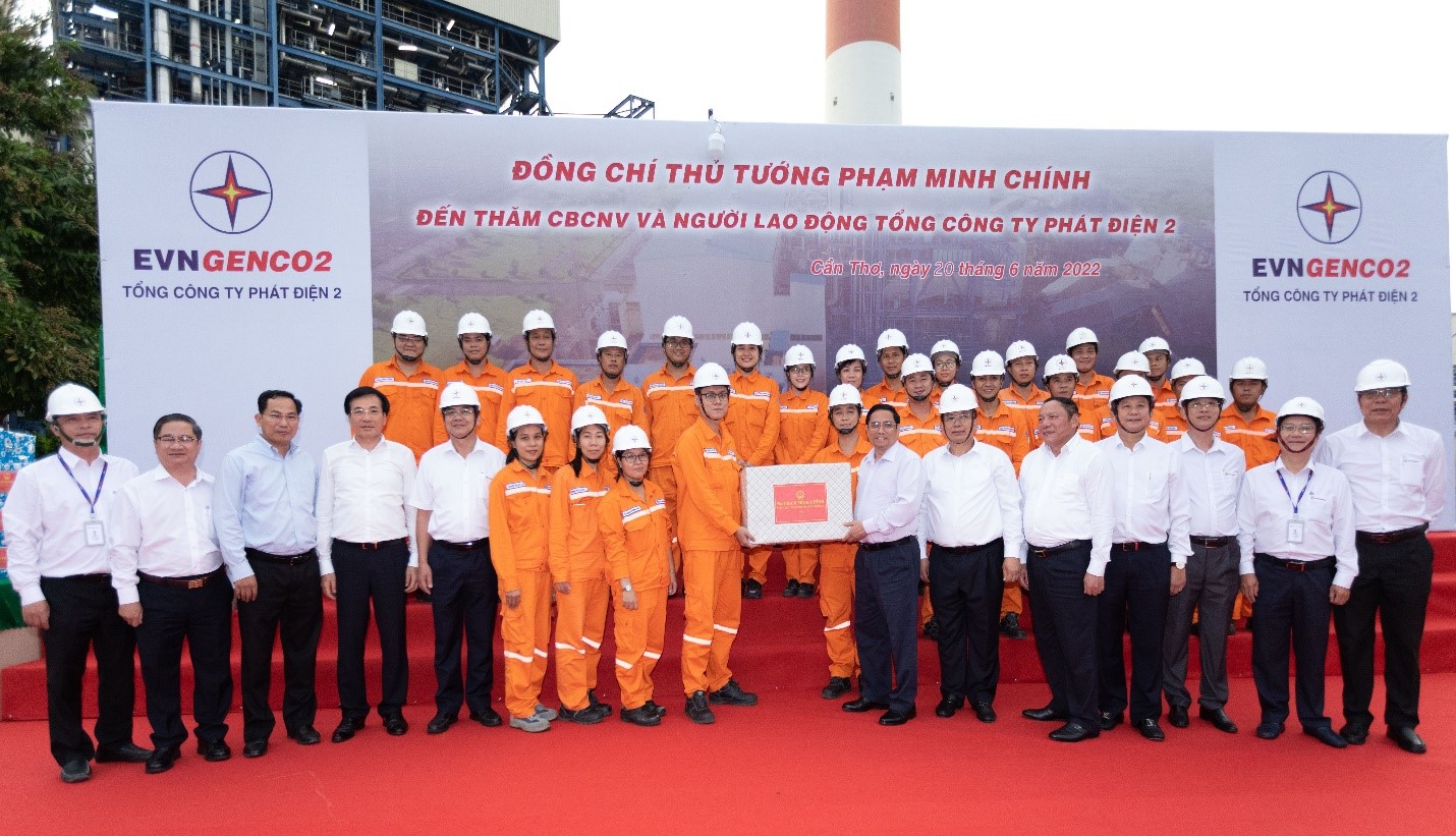Thủ tướng chính phủ Phạm Minh Chính tặng quà cho CBCNV Tổng công ty Phát điện 2.