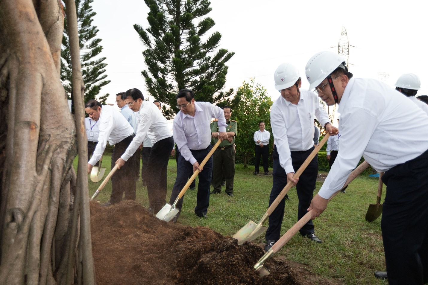 Thủ tướng Phạm Minh Chính cùng lãnh đạo các bộ, TP. Cần Thơ, EVNGENCO2 trồng cây lưu niệm trong khuôn viên Nhà máy Nhiệt điện Ô Môn I.