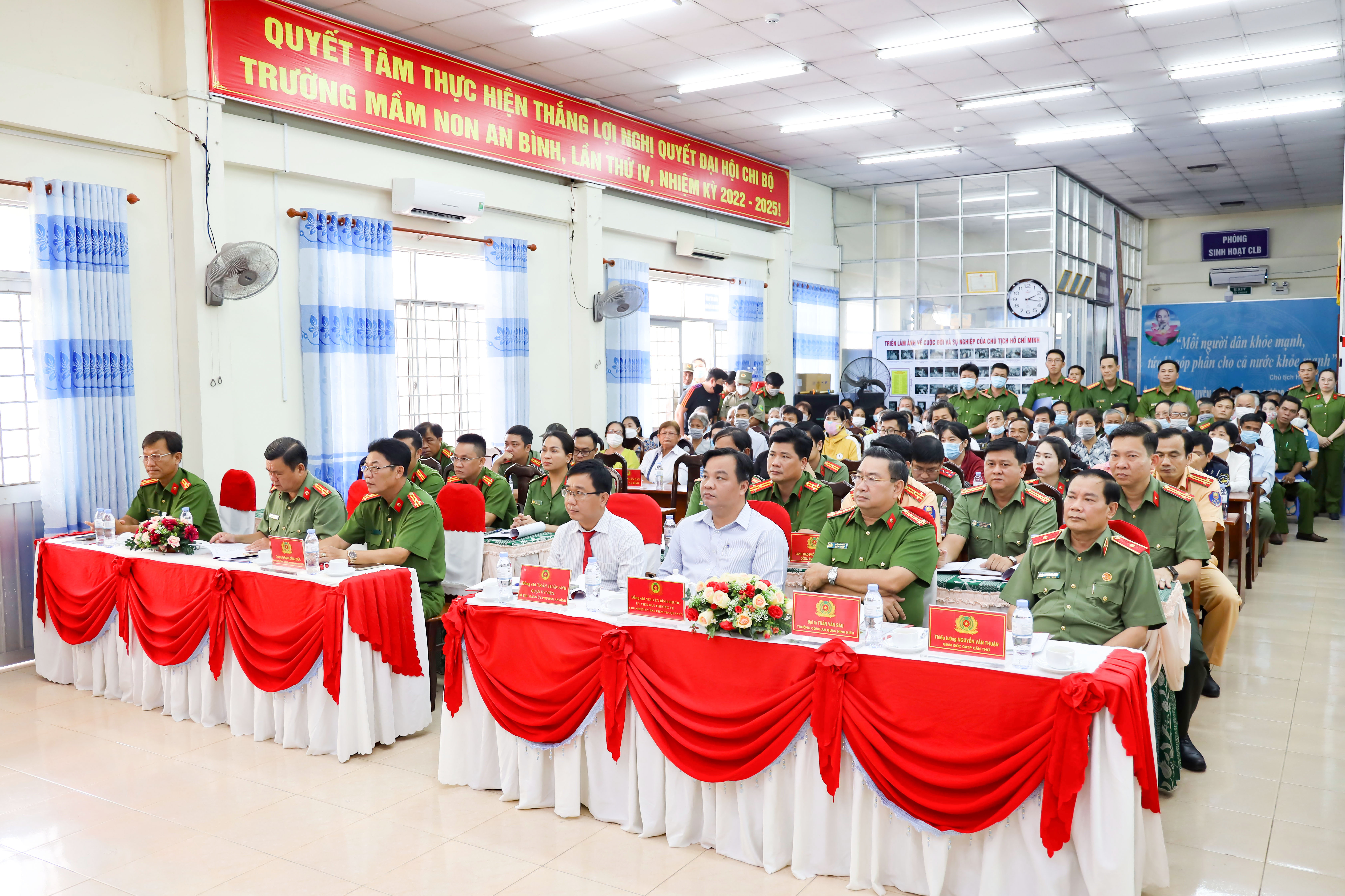 Thiếu tướng Nguyễn Văn Thuận - Giám đốc Công an TP. Cần Thơ cùng các đồng chí lãnh đạo tại diễn đàn.