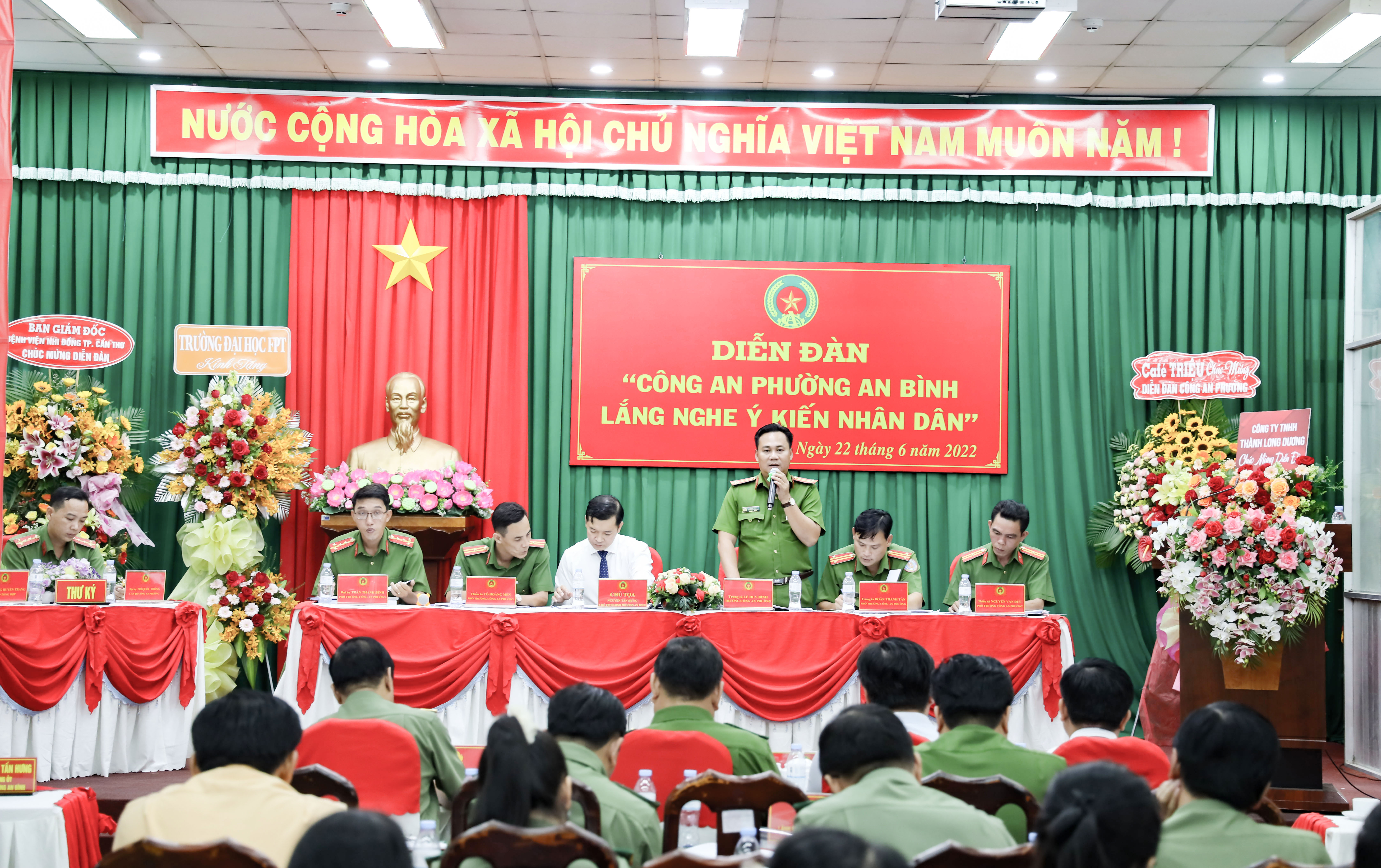 Lãnh đạo Công an phường An Bình, quận Ninh Kiều trả lời các ý kiến của nhân dân.