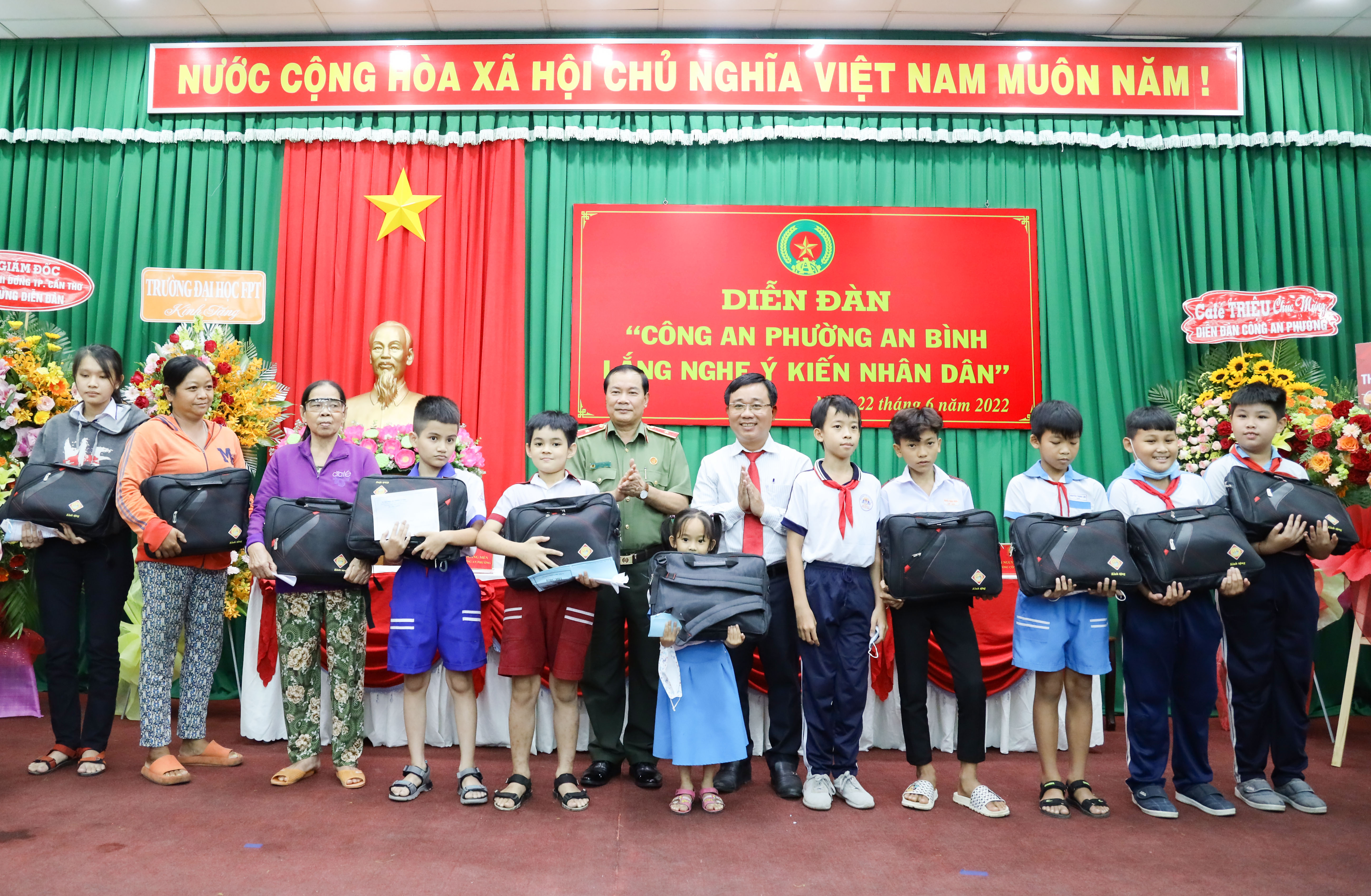 Thiếu tướng Nguyễn Văn Thuận - Giám đốc Công an TP. Cần Thơ trao quà cho các em học sinh có hoàn cảnh khó khăn.