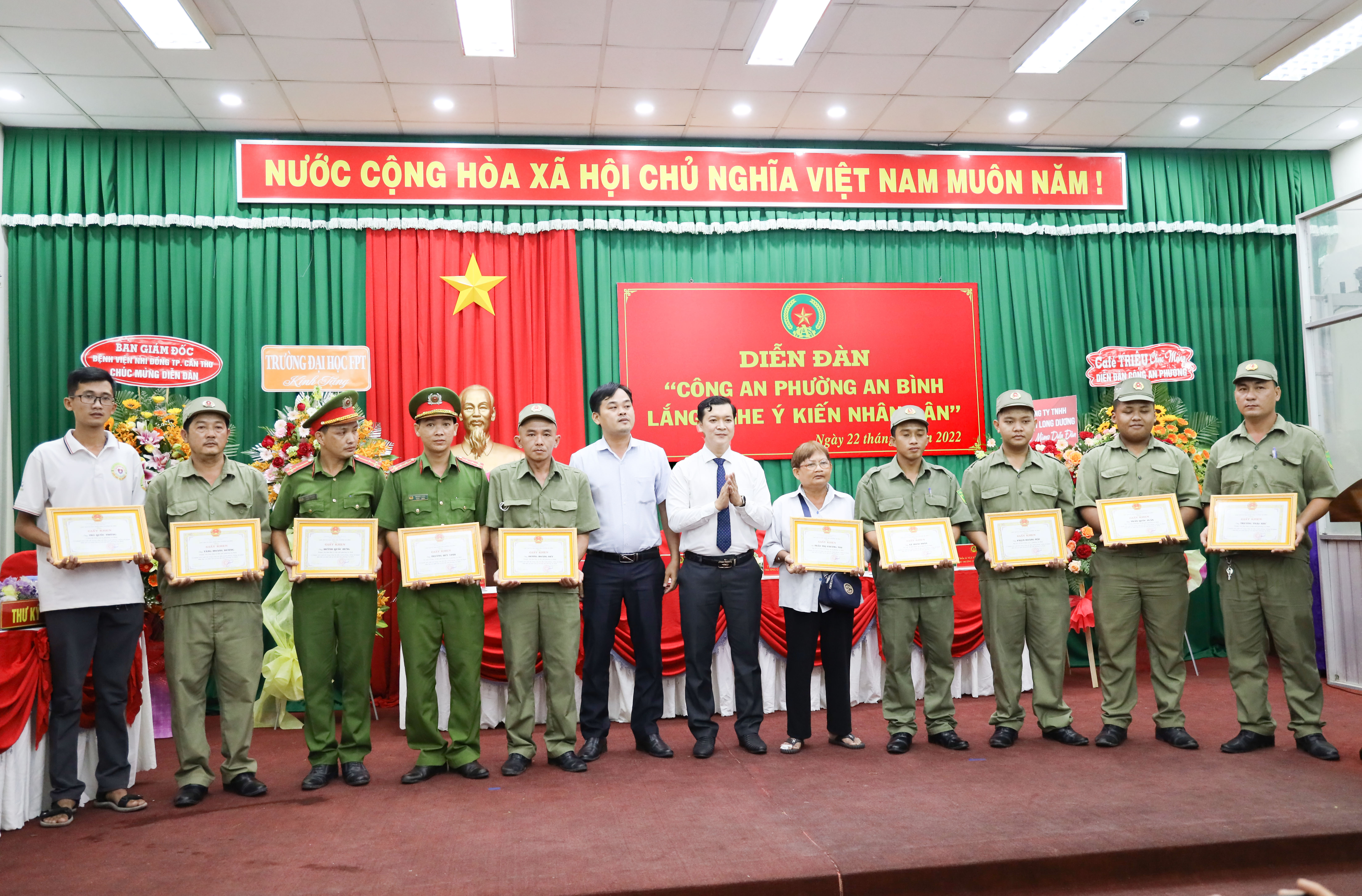 Nhiều tập thể, cá nhân có thành tích xuất sắc được UBND phường An Bình, quận Ninh Kiều tặng giấy khen.