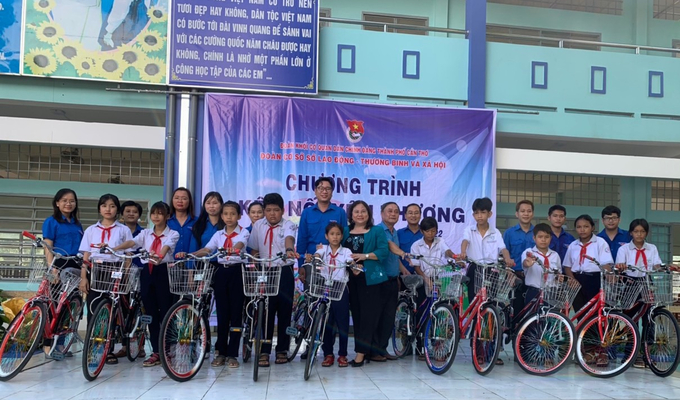 Trao xe đạp cho học sinh đến trường.