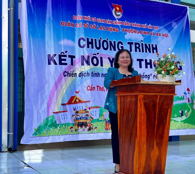 Tiến sĩ Trần Thị Xuân Mai - Ủy viên UBND, Giám đốc Sở LĐTBXH thành phố Cần Thơ phát biểu cảm tưởng và động viên tinh thần các em học sinh tại buổi lễ trao quà.