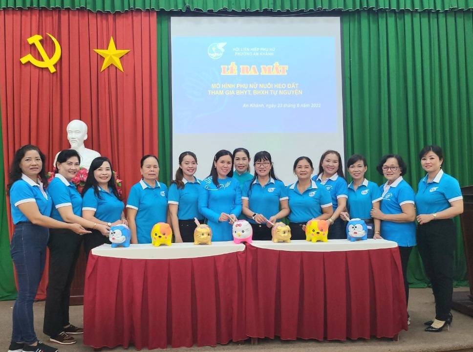 Bà Nguyễn Thị Hồng Nga - Chủ tịch Hội LHPN quận Ninh Kiều cùng các chị em cán bộ Hội của phường và chi, tổ hội thực hiện bỏ ống heo.