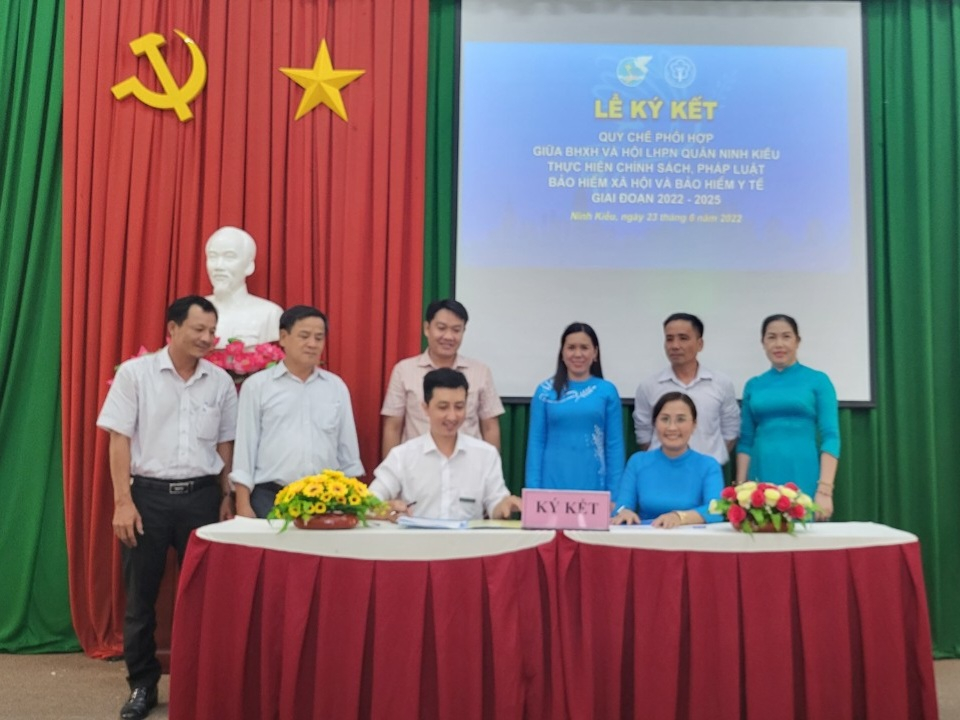Thực hiện ký kết quy chế phối hợp giữa Bảo hiểm xã hội quận Ninh Kiều và Hội Liên hiệp Phụ nữ quận Ninh Kiều.