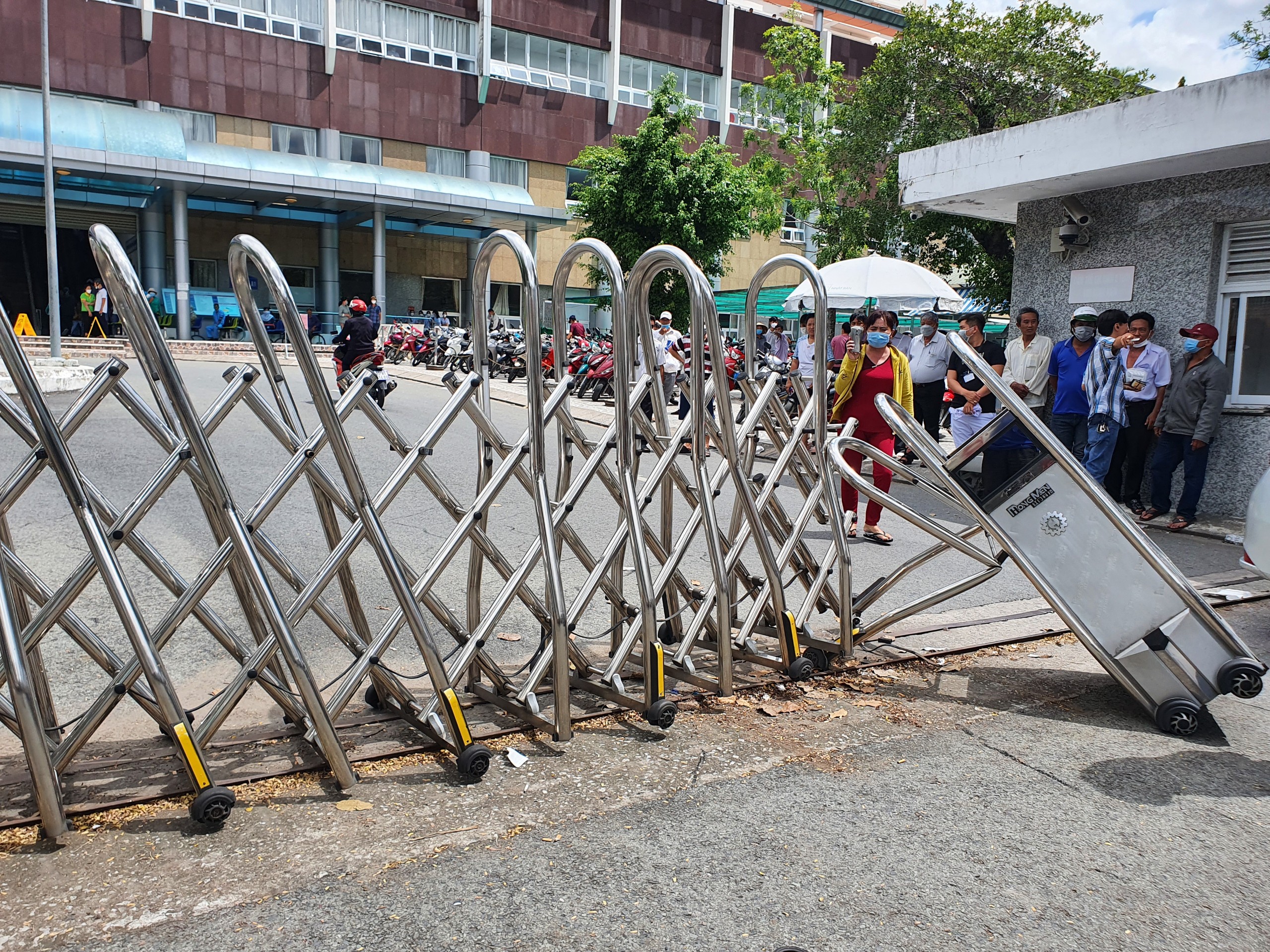 Cổng rào Bệnh viện Đa khoa TP Cần Thơ bị tông hư hỏng nặng.