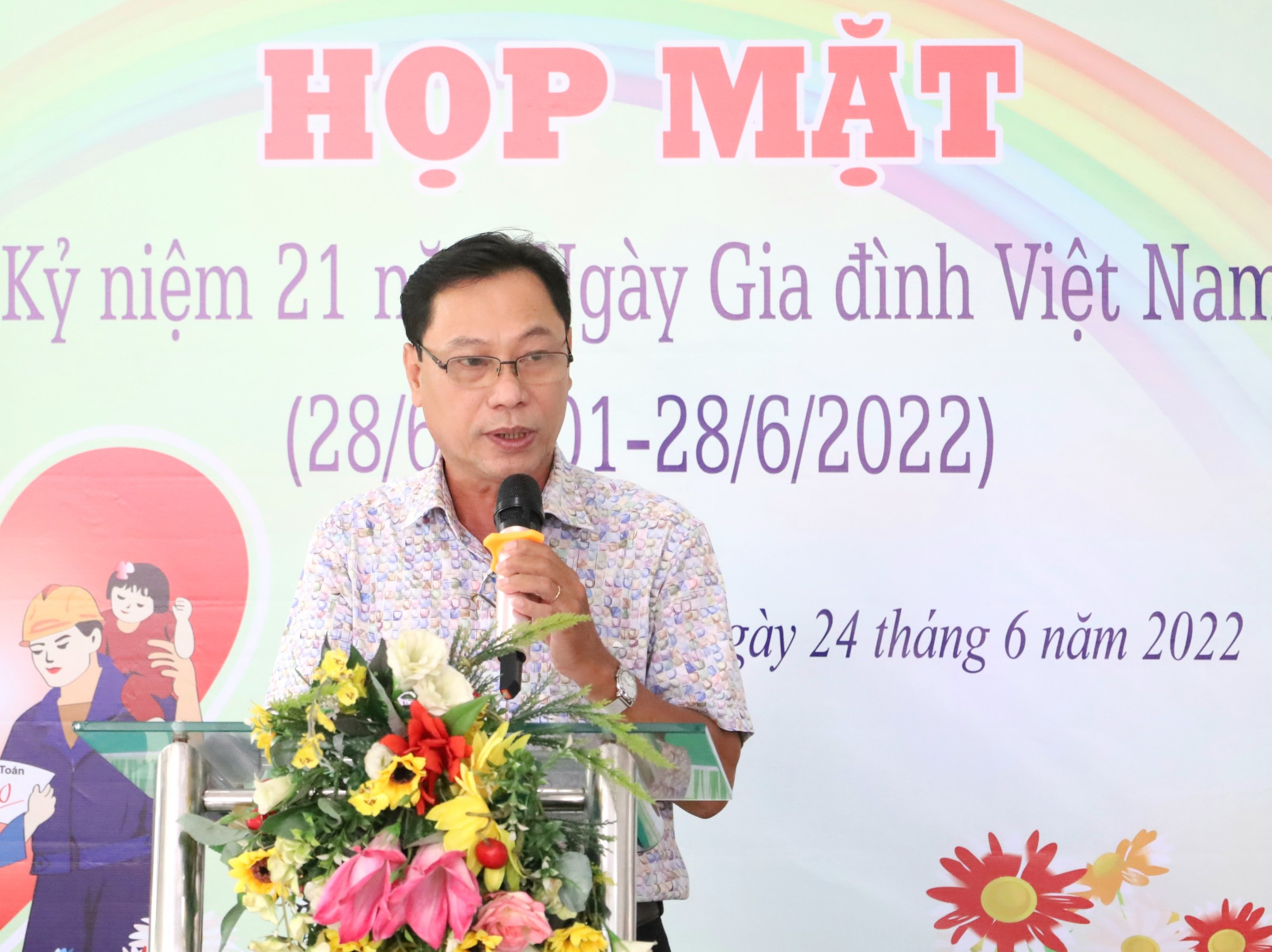 Ông Trần Quốc Thành - Trưởng phòng Văn hóa và Thông tin quận Ninh Kiều phát biểu tại buổi họp mặt.