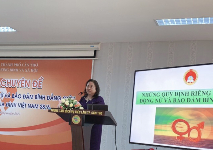Tiến sĩ Trần Thị Xuân Mai - Ủy viên UBND, Giám đốc Sở LĐTBXH phát biểu ý kiến tại buổi sinh hoạt chuyên đề.