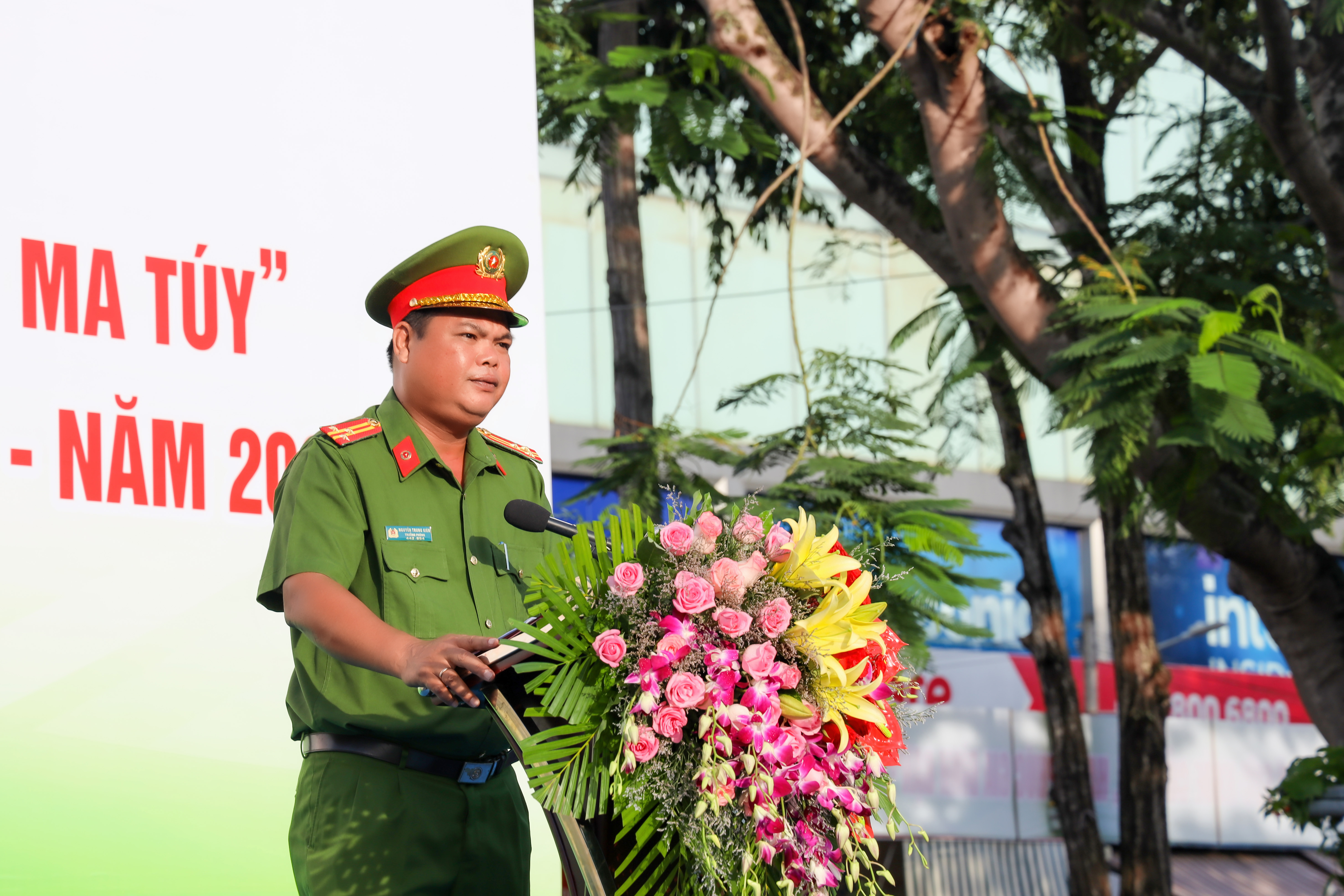 Thượng tá Nguyễn Trung Kiên - Trưởng phòng Cảnh sát điều tra tội phạm về ma túy, Công an TP. Cần Thơ thông qua báo cáo tóm tắt tình hình, kết quả công tác phòng, chống ma túy và triển khai thực hiện tháng hành động phòng, chống ma túy năm 2022 trên địa bàn thành phố.