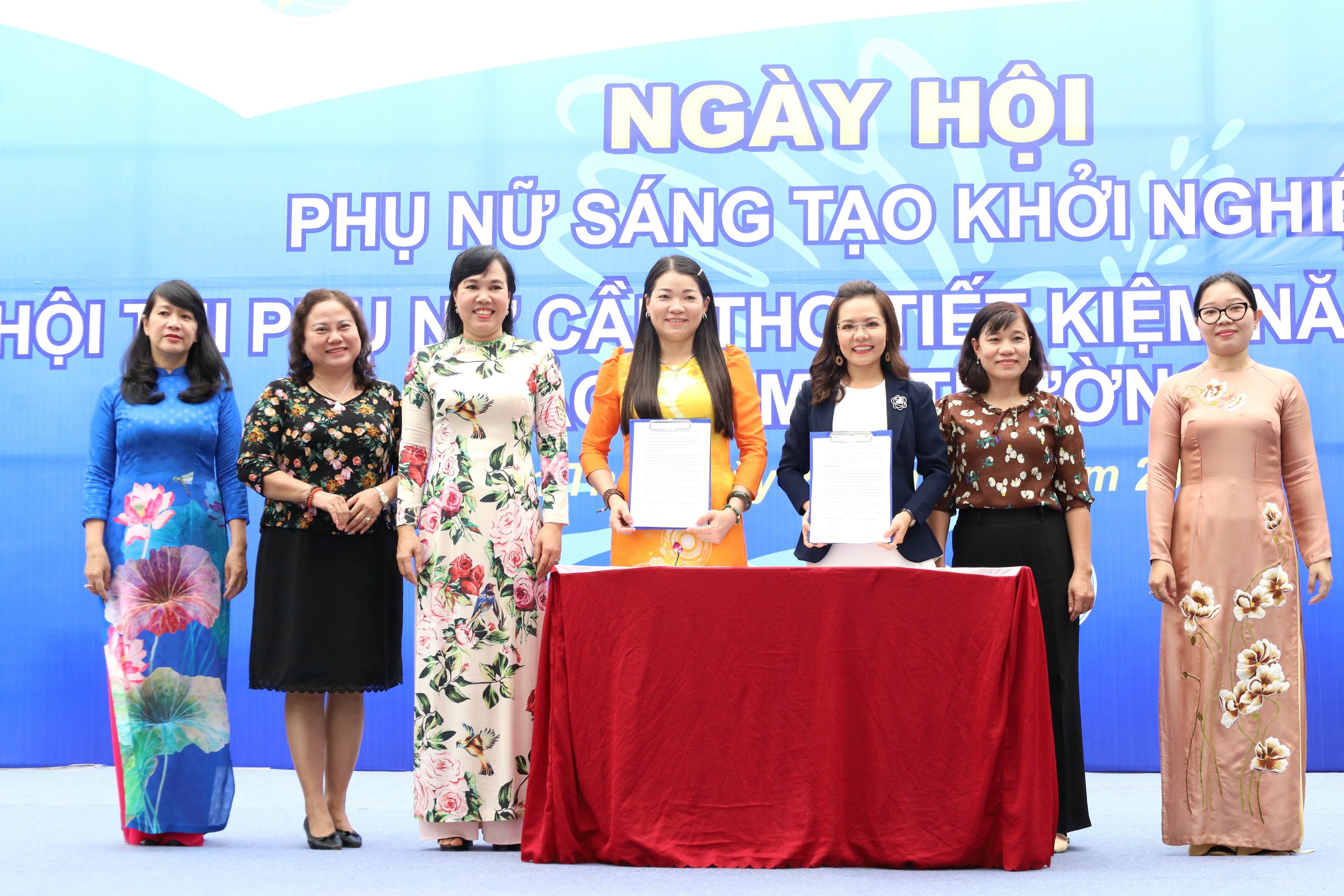 Đại diện cửa hàng đặc sản Miền Tây Quê Tôi và đại diện sản phẩm Trà Mãng cầu Kim Nhiên, huyện Cờ Đỏ thực hiện ký kết tiêu thụ sản phẩm.