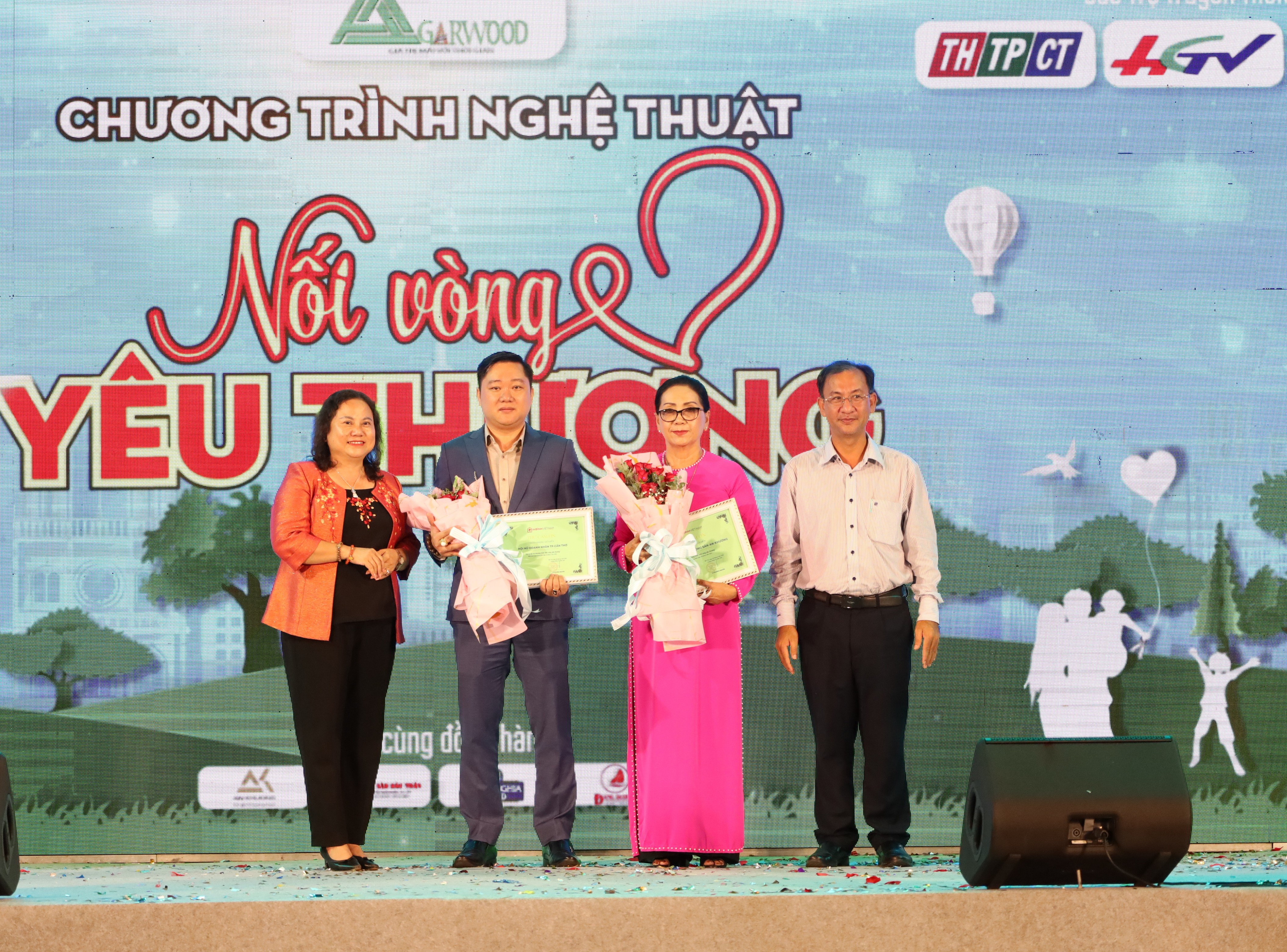 Bà Trần Thị Xuân Mai – Giám đốc Sở LĐTB&XH TP. Cần Thơ và ông Nguyễn Trung Nghĩa – Phó Bí thư Huyện ủy, Chủ tịch Ủy ban nhân dân huyện Phong Điền tặng hoa cho các đơn vị tài trợ, đồng hành cùng chương trình.