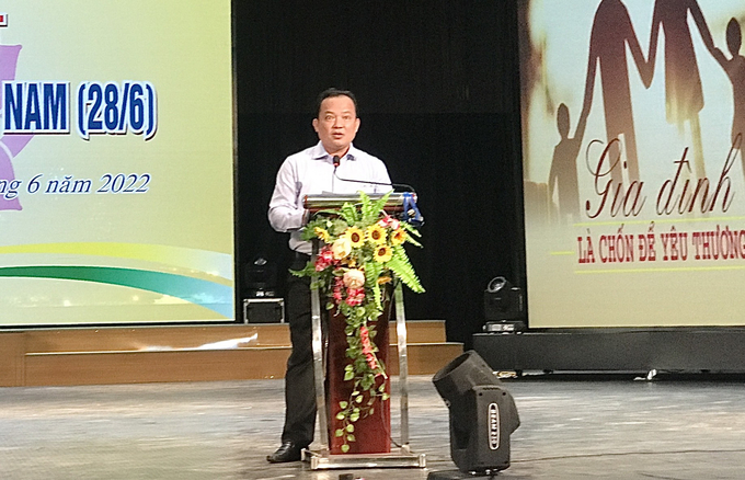 Ông Nguyễn Văn Hòa - Phó Chủ tịch UBND tỉnh, Trưởng Ban chỉ đạo công tác gia đình tỉnh Hậu Giang phát biểu ý kiến chỉ đạo tại buổi họp mặt và hội thi.