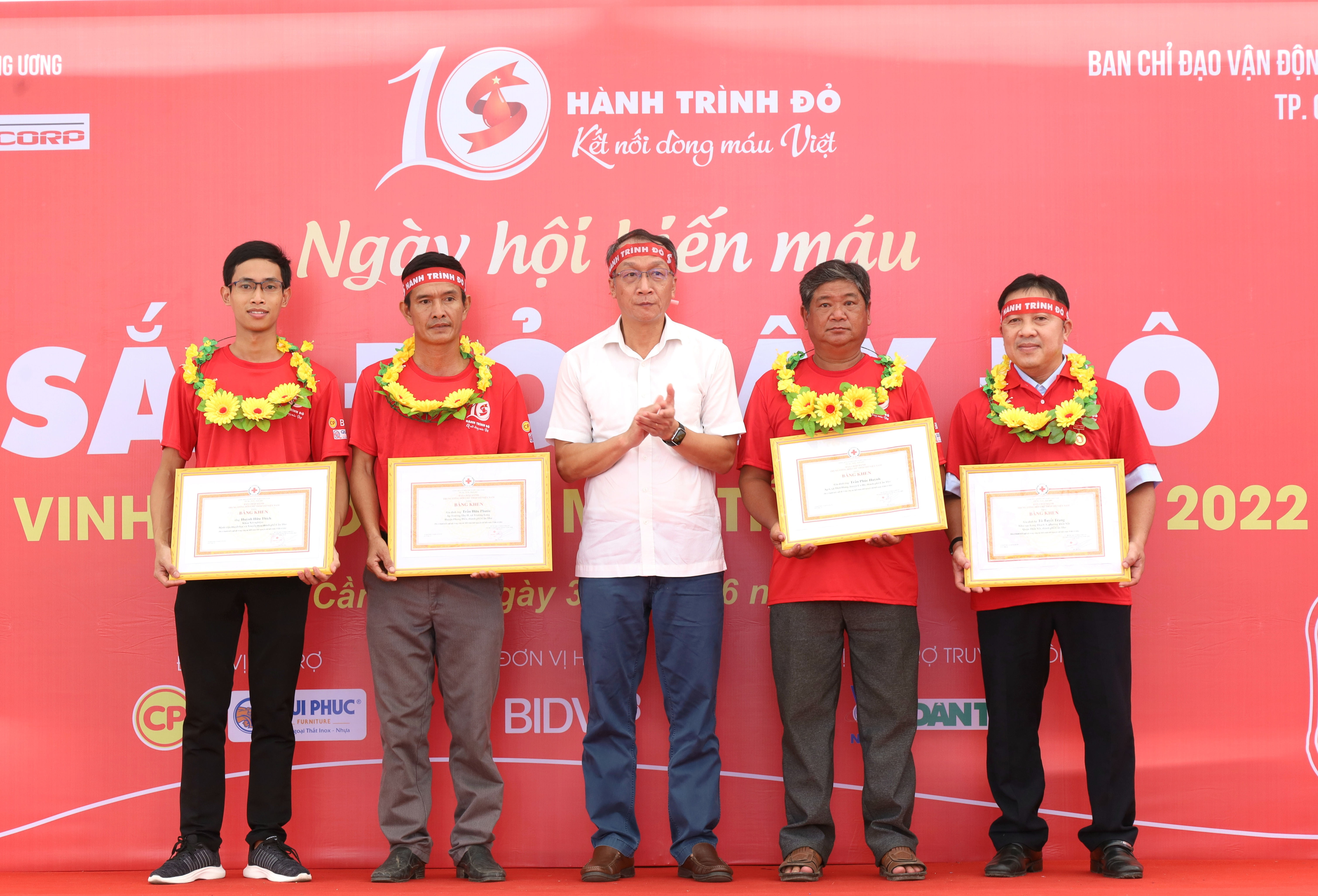 Tiến sĩ Bạch Quốc Khánh - Viện trưởng Viện truyền máu - Huyết học Trung ương trao bằng khen của BCH TW Hội Chữ thập đỏ Việt Nam cho các gia đình, cá nhân có thành tích xuất sắc trong công tác hiến máu tình nguyện.