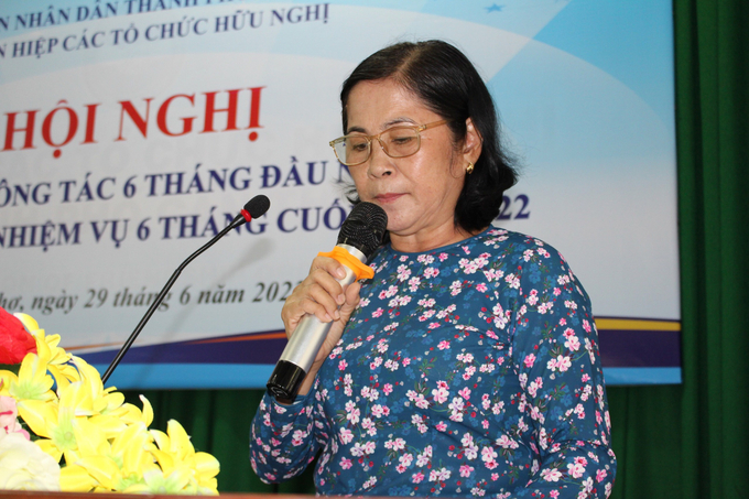 Bà Trần Lê Ngọc Châu - Phó Chủ tịch Liên hiệp CTCHN thành phố Cần Thơ đọc báo cáo sơ kết 6 tháng đầu năm 2022.