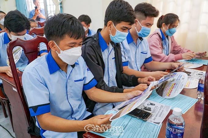Nhiều sinh viên vừa tốt nghiệp của Trường Cao đẳng nghề Việt Nam - Hàn Quốc Cà Mau tham gia để tìm việc.