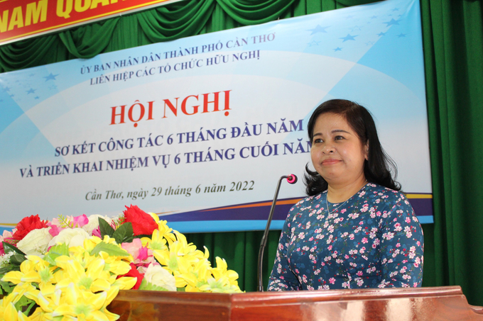 Bà Lê Thị Thanh Giang - Chủ tịch Liên hiệp Cần Thơ tiếp thu ý kiến chỉ đạo của lãnh đạo UBND thành phố.