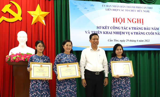 Ông Nguyễn Thực Hiện - Phó Chủ tịch UBND thành phố trao bằng khen ghi nhận thành tích cho tập thể, cá nhân Liên hiệp CTCHN thành phố Cần Thơ.