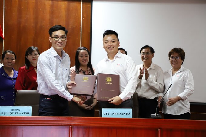 Đại diện của Trường Đại học Trà Vinh và Công ty TNHH San Hà ký kết biên bản ghi nhớ hợp tác.