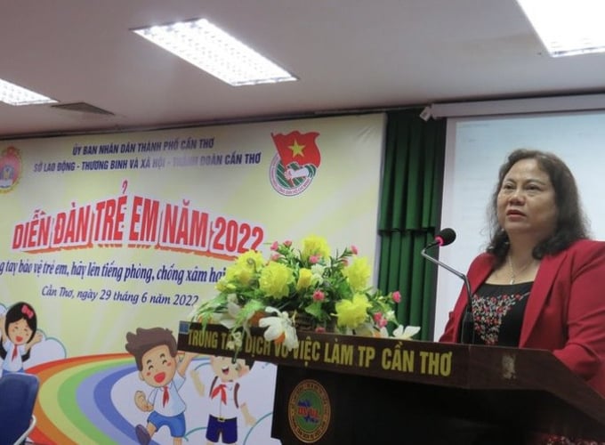 Tiến sĩ Trần Thị Xuân Mai - Ủy viên UBND, Giám đốc Sở LĐTBXH thành phố Cần Thơ phát biểu ý kiến tại diễn đàn.