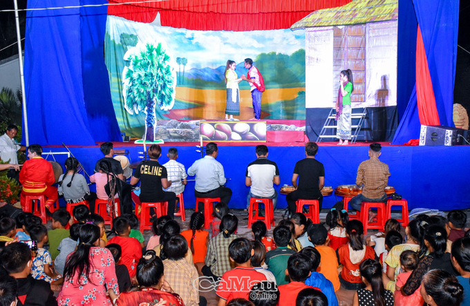 Nghệ thuật sân khấu dù kê là món ăn tinh thần của đồng bào Khmer. Đoàn Nghệ thuật Khmer tỉnh Cà Mau đang củng cố lại để phục vụ bà con trong dịp lễ, Tết truyền thống.