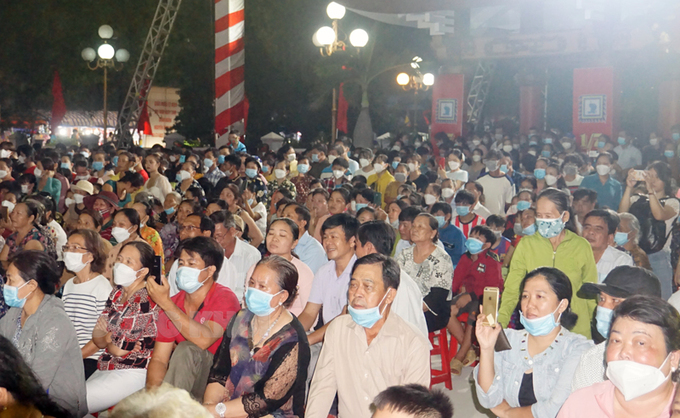 Đông đảo người dân đến vui chơi và xem chương trình tại Di tích quốc gia đặc biệt Mộ và Khu lưu niệm Nguyễn Đình Chiểu.