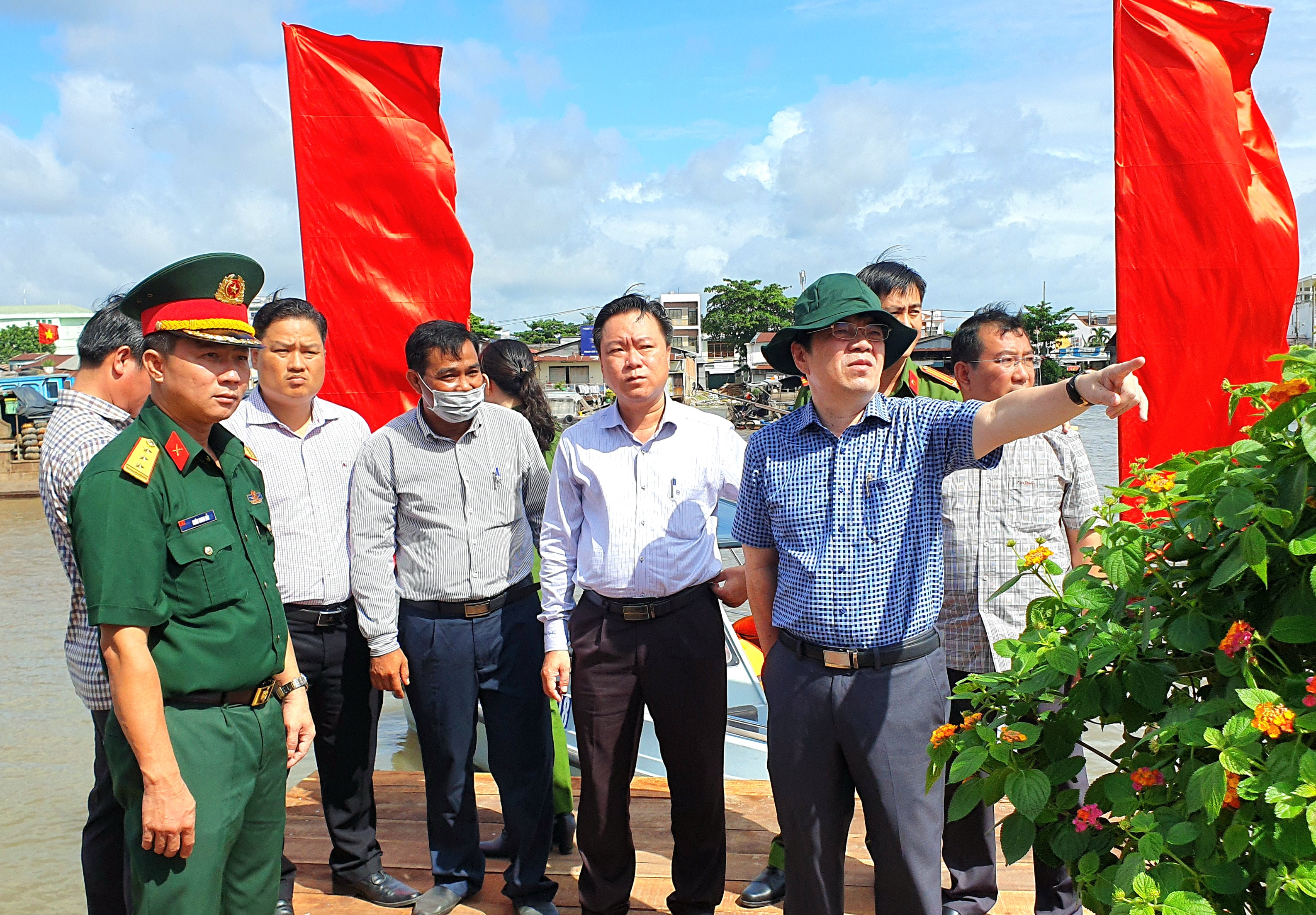 Ông Nguyễn Văn Sử - Bí thư Quận ủy Cái Răng kiểm tra, chỉ đạo công tác chuẩn bị Ngày hội Du lịch “Văn hóa Chợ nổi Cái Răng” lần thứ VI năm 2022.