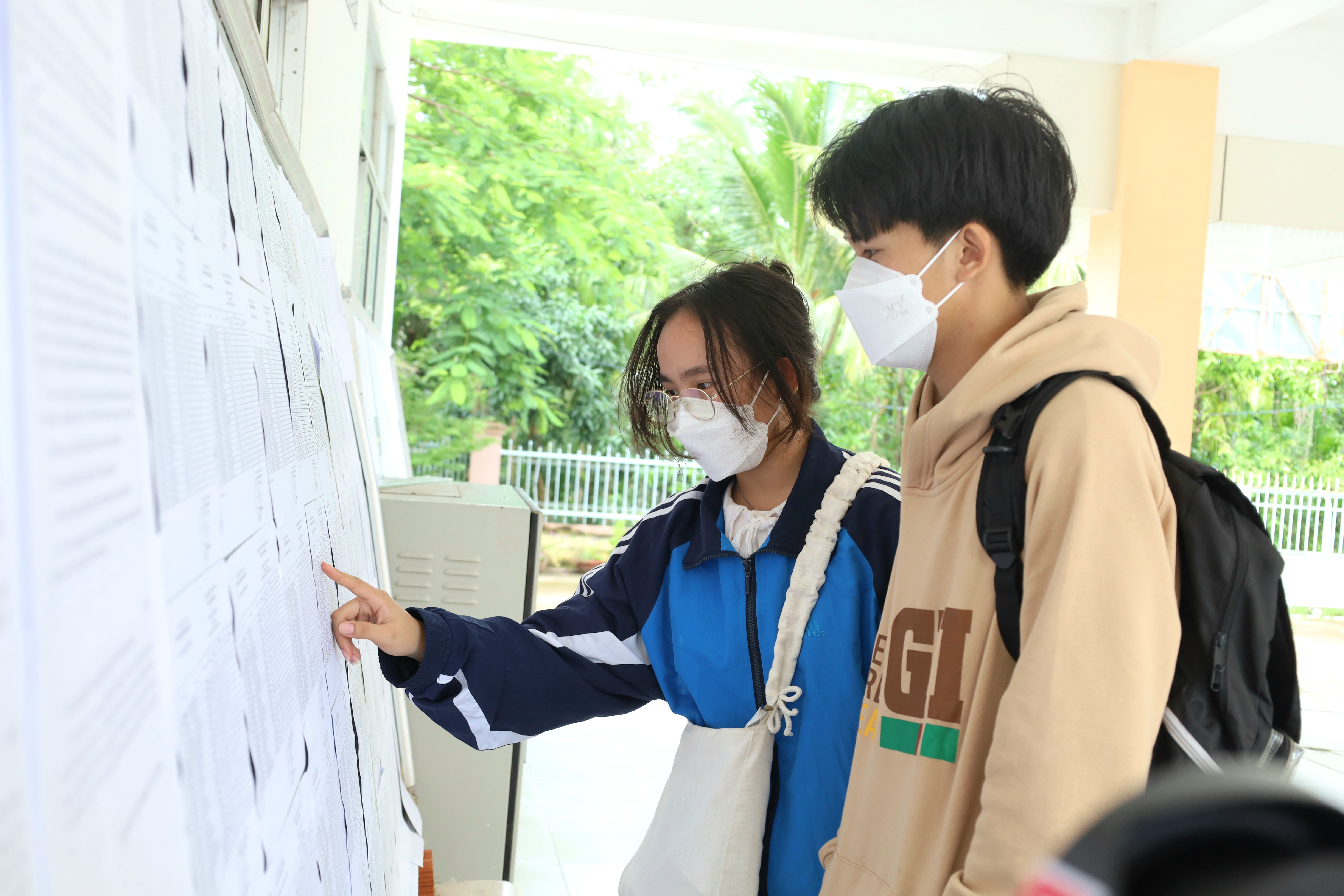Học sinh dò danh sách dự thi tại điểm thi Trường THPT Phan Văn Trị, huyện Phong Điền.