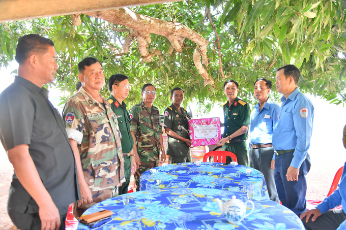 Đại tá Cao Minh Tâm mong muốn củng cố và tăng cường mối quan hệ truyền thống tốt đẹp giữa lực lượng vũ trang 2 nước và người dân Campuchia với bộ đội Việt Nam.