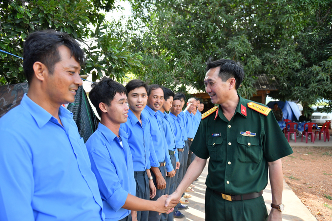 Đại tá Cao Minh Tâm thăm hỏi và động viên cán bộ, chiến sĩ Đội K92.