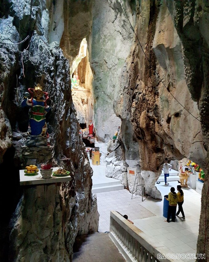 Chánh điện Liên Tôn Cổ Tự nằm sâu trong hang 20m. Ảnh: baoquocte.vn.