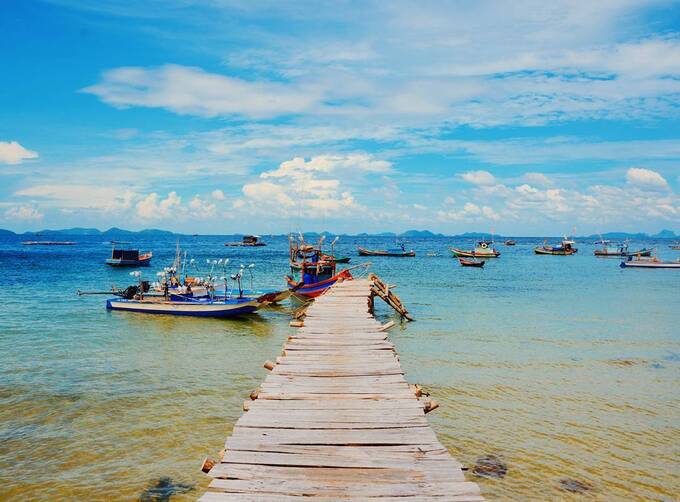 Làng nuôi cá lồng bè tại Hòn Nghệ. Ảnh: thamhiemmekong.