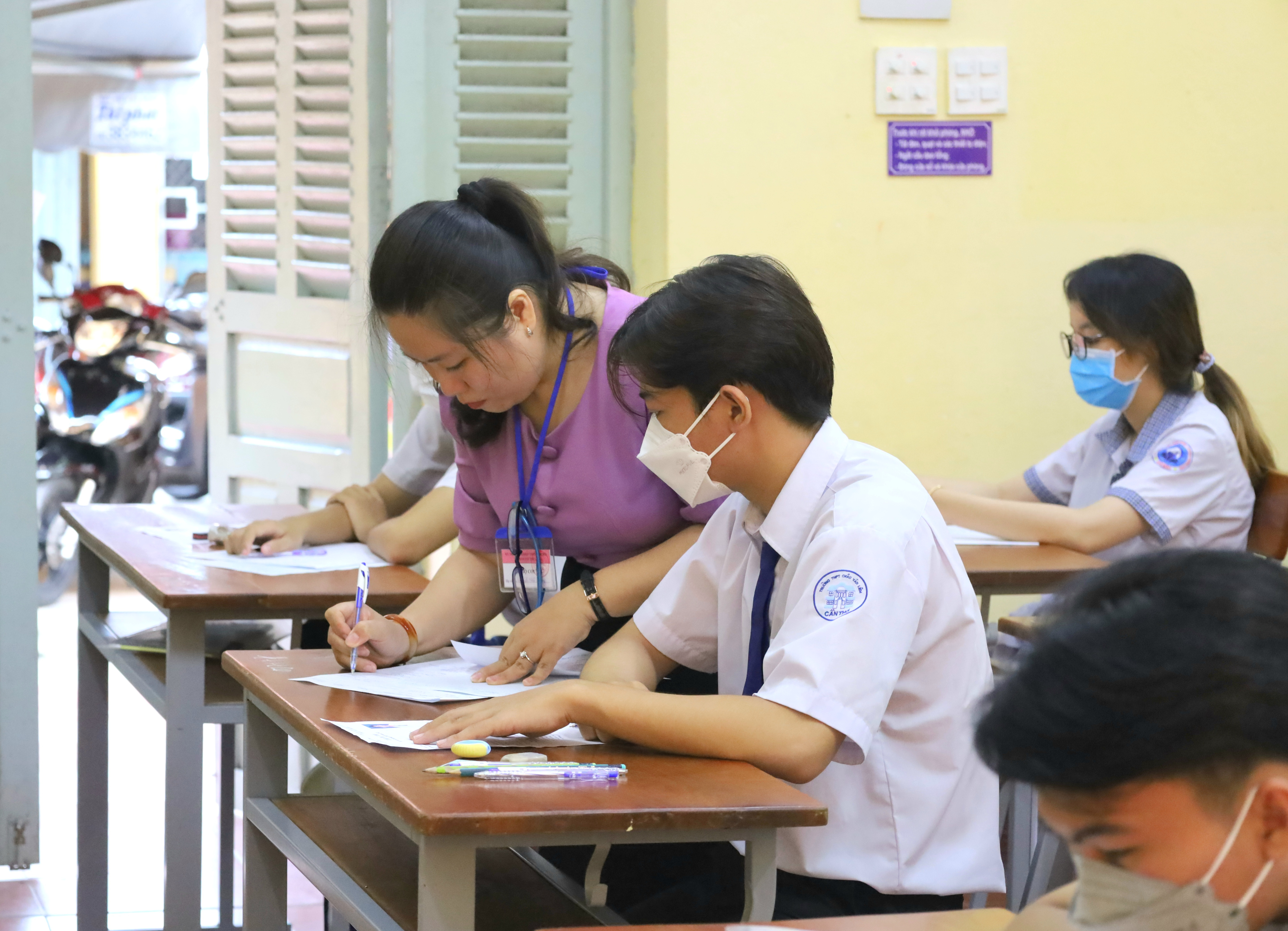 Thí sinh làm thủ tục dự thi tại Trường THPT Châu Văn Liêm, quận Ninh Kiều.