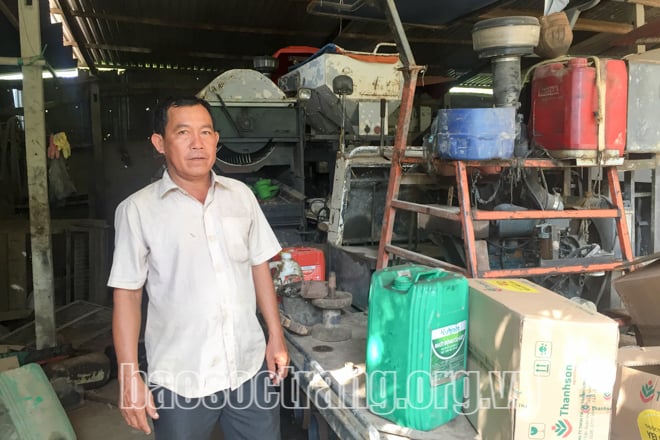 Anh Trần Minh Thuận bên những chiếc máy làm dịch vụ của mình. (Ảnh: baosoctrang.org.vn)