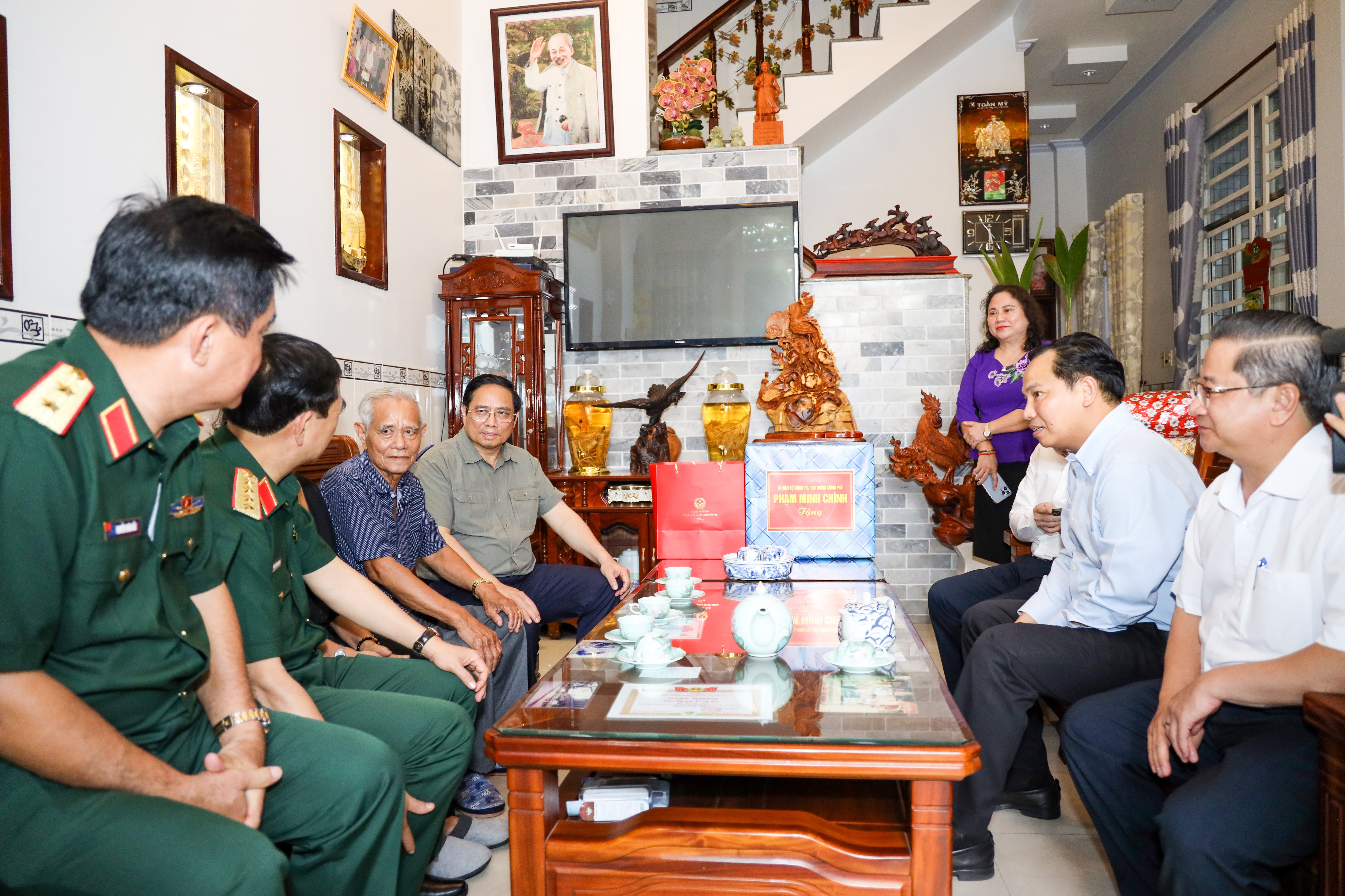 Đoàn công tác của Chính phủ do Thủ tướng Phạm Minh Chính dẫn đầu đến thăm thương binh Nguyễn Văn Khởi.