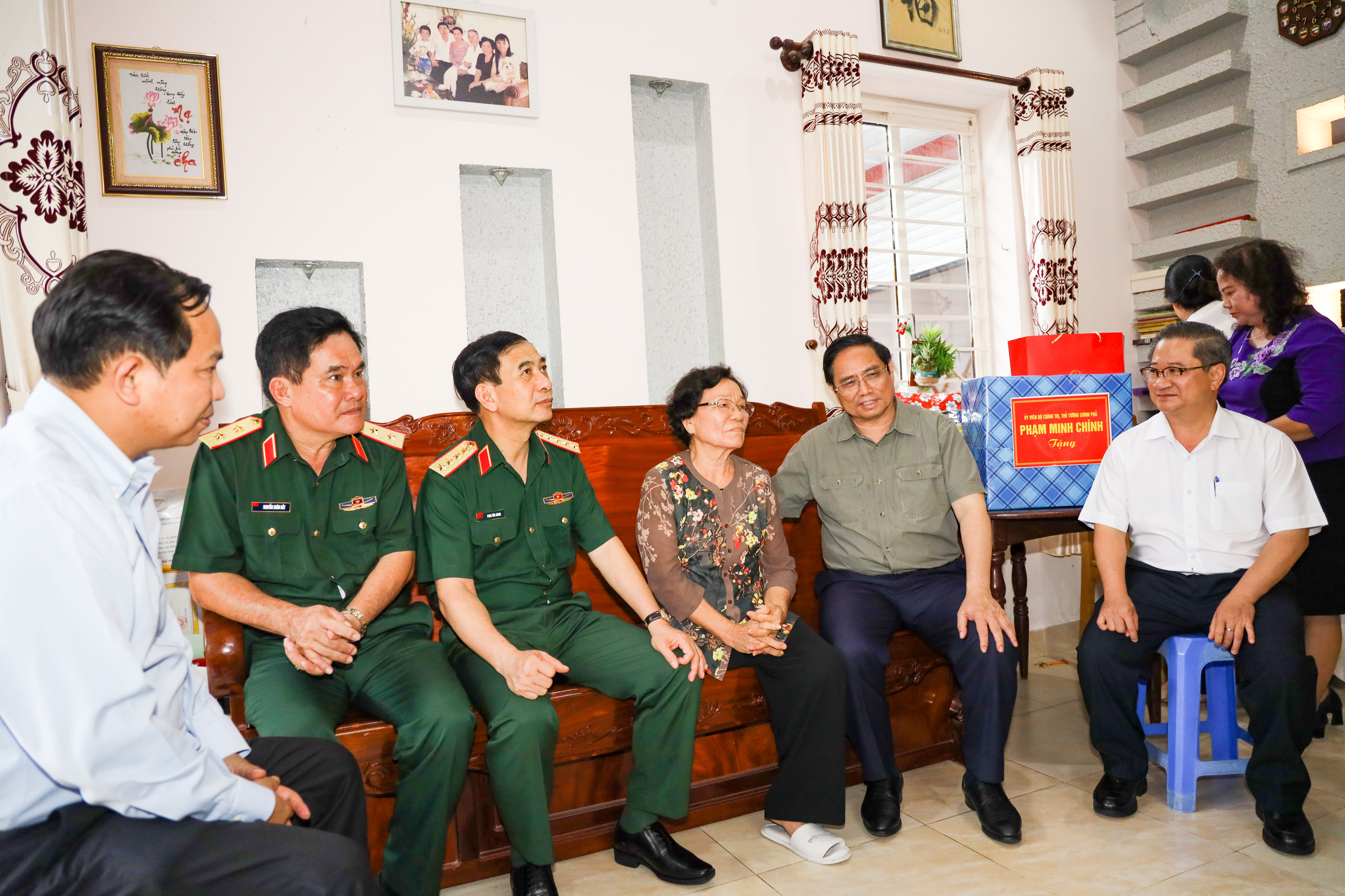 Thủ tướng Chính phủ Phạm Minh Chính cùng Đại tướng Phan Văn Giang - Ủy viên Bộ Chính trị, Bộ trưởng Bộ Quốc phòng và đại diện lãnh đạo Quân Khu 9, Thành ủy, UBND TP. Cần Thơ thăm hỏi, tặng quà thương binh Huỳnh Thị Kiển.