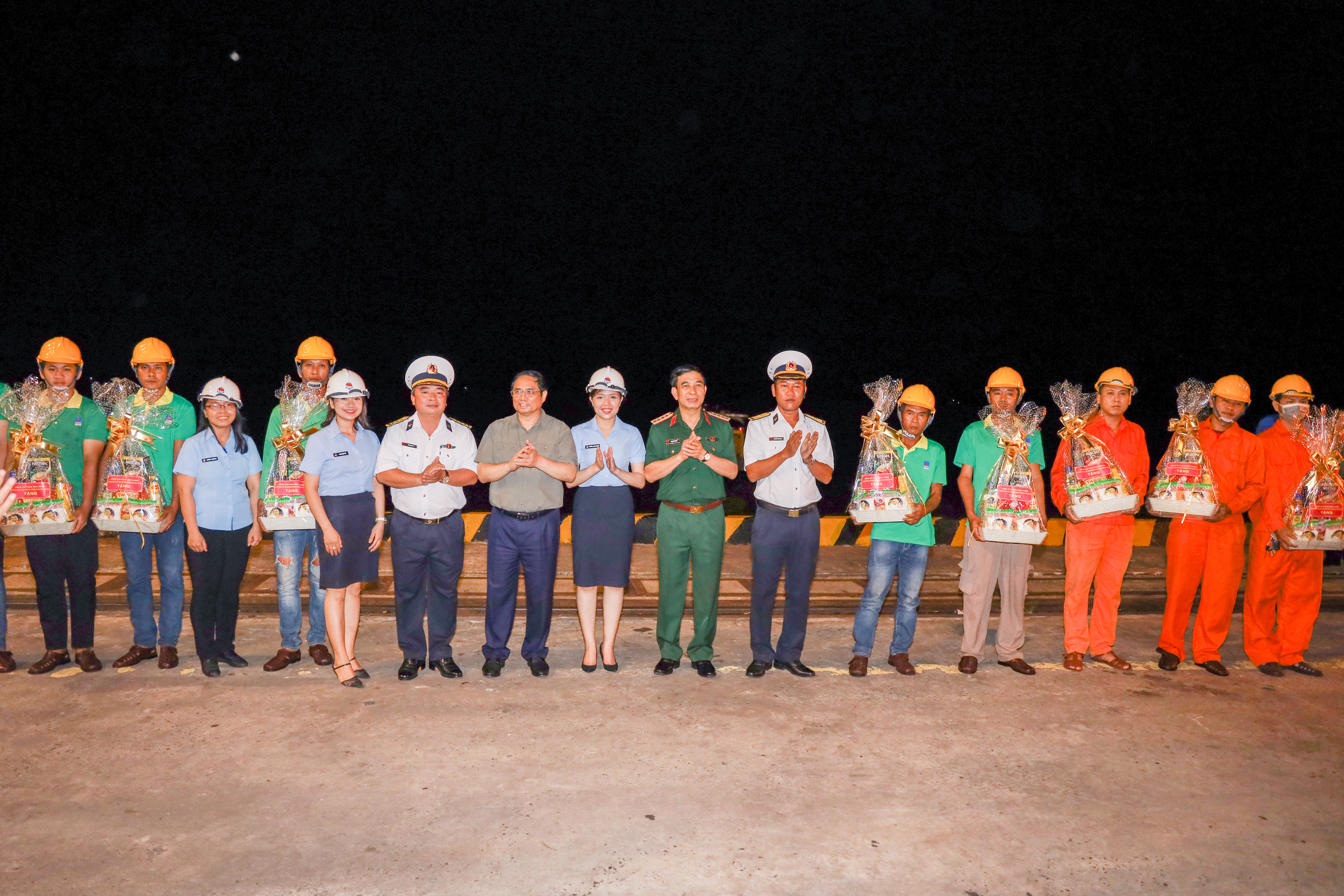 Thủ tướng làm việc với Cảng Tân Cảng Cái Cui và tặng quà cho cán bộ, công nhân viên của Cảng.