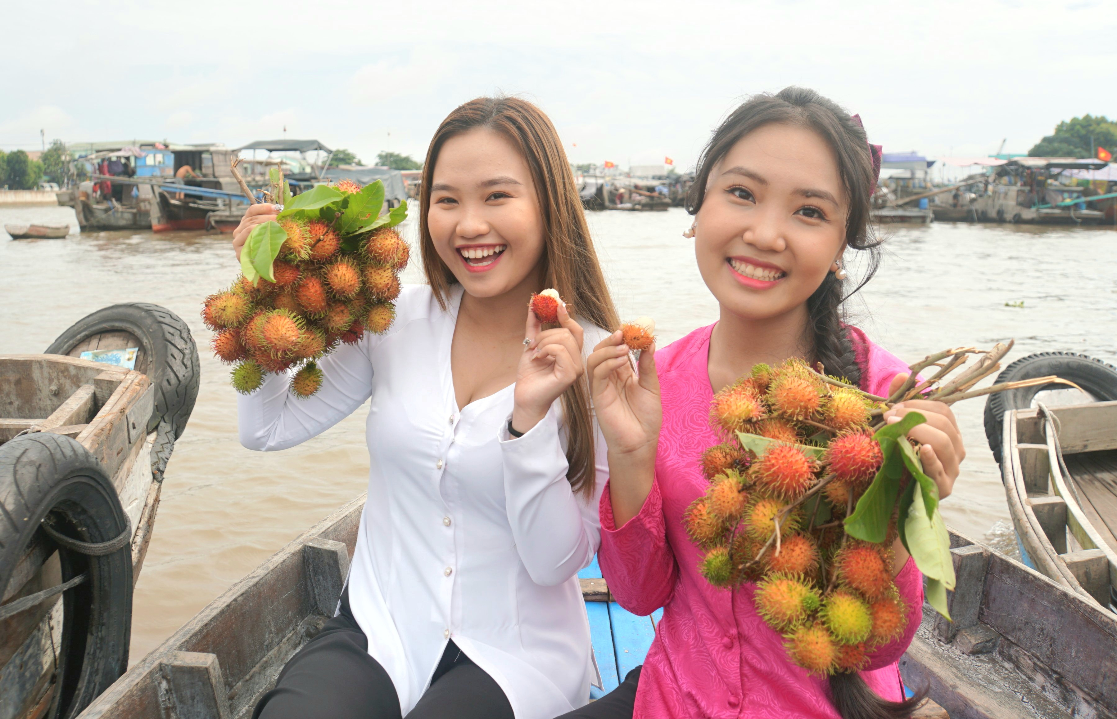 Nụ cười thân thiện của các thương hồ, người dân mua bán và du khách là hình ảnh luôn dễ dàng bắt gặp khi trải nghiệm Chợ nổi Cái Răng.