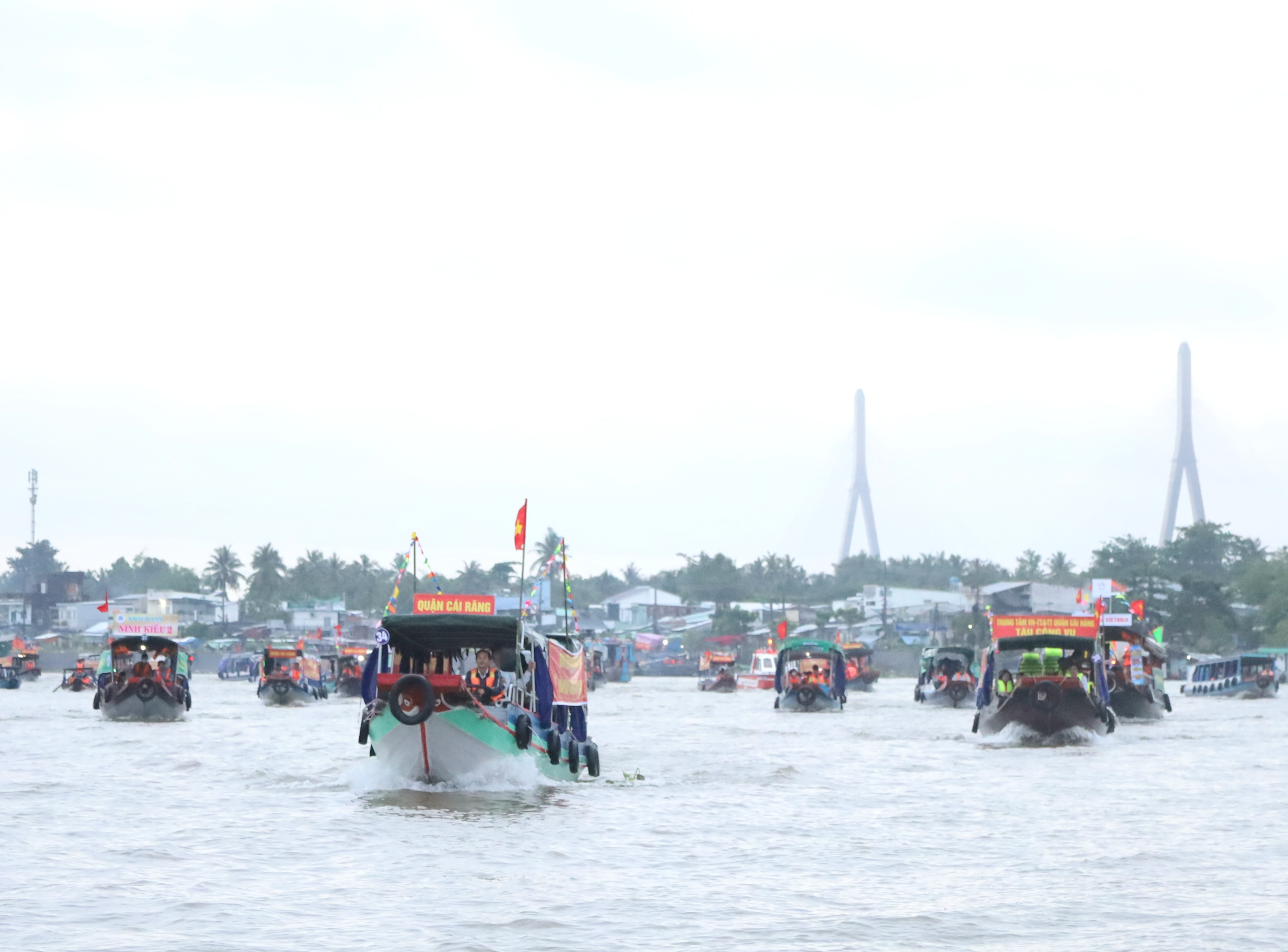 Diễu hành tàu du lịch trên sông là hoạt động ấn tượng tại Ngày hội Du lịch 'Văn hóa Chợ nổi Cái Răng'.