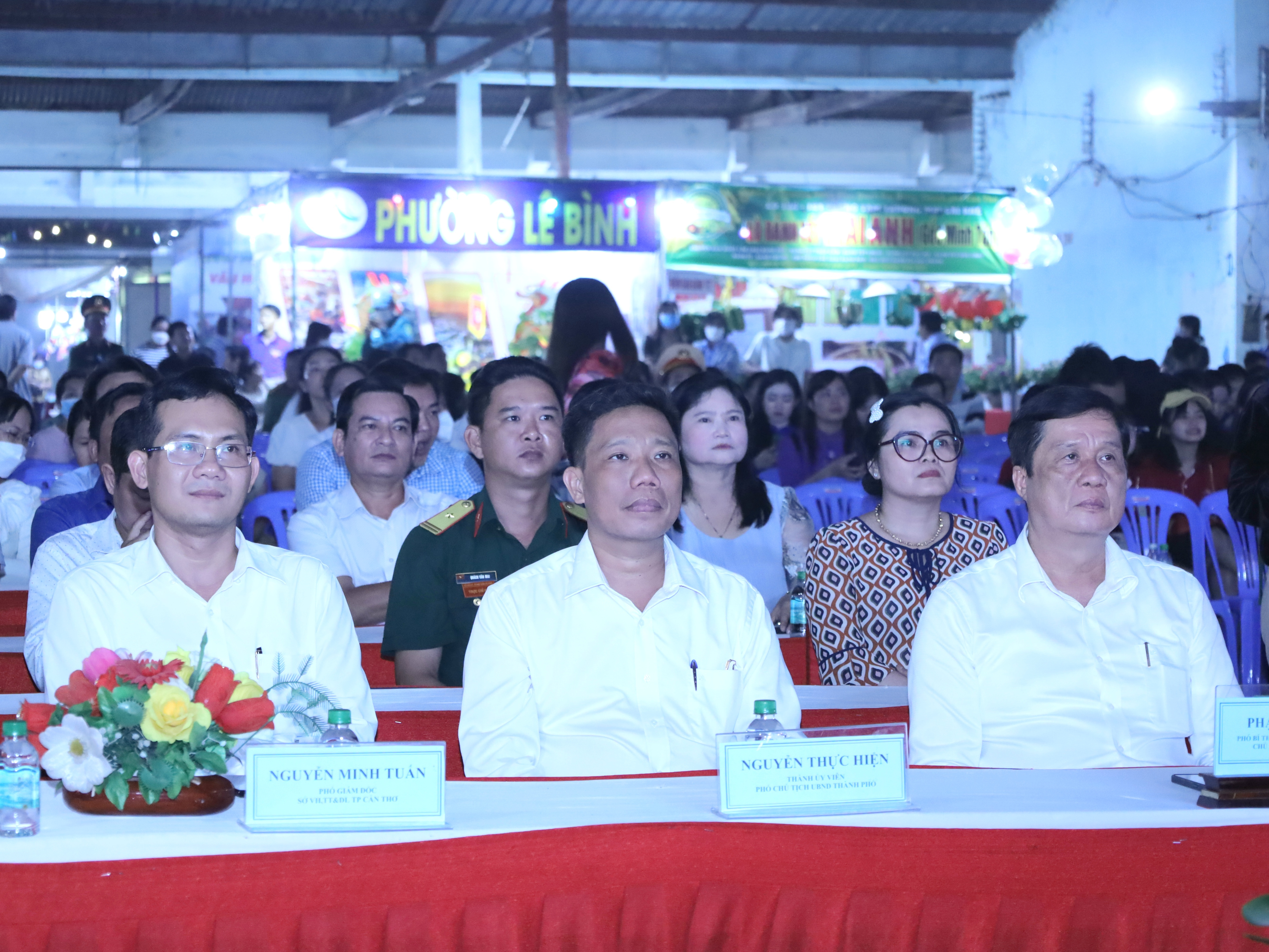 Các đại biểu tham dự lễ bế mạc Ngày hội Du lịch 'Văn hóa Chợ nổi Cái Răng'.