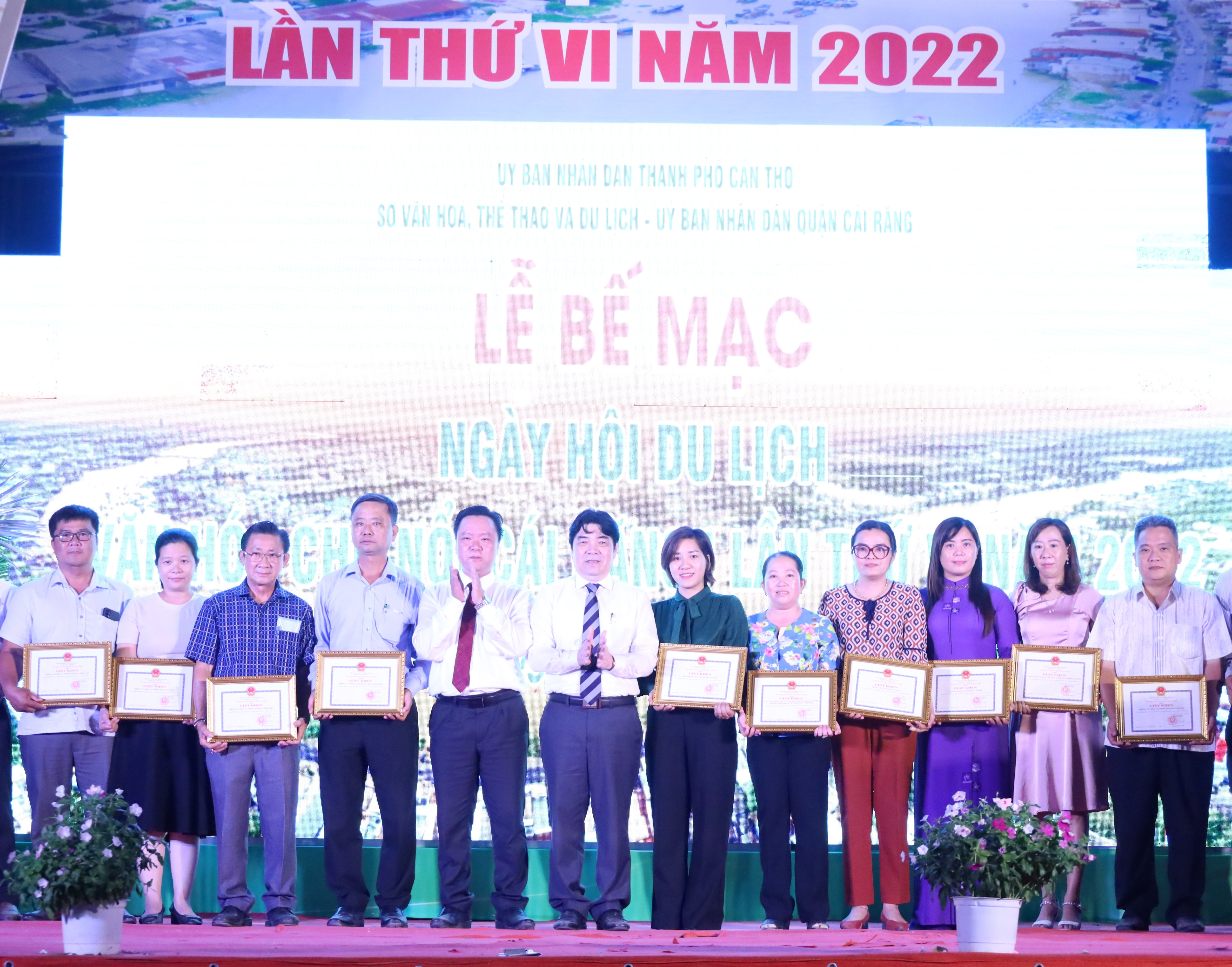 Ông Nguyễn Văn Sử - Bí thư Quận ủy Cái Răng và ông Nguyễn Quốc Cường - Chủ tịch UBND quận Cái Răng trao tặng giấy khen cho các tập thể, cá nhân đạt thành tích xuất sắc tại ngày hội.