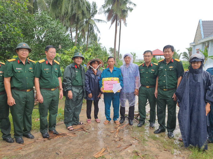 Thăm hỏi và trao tặng những phần quà cho bà con.