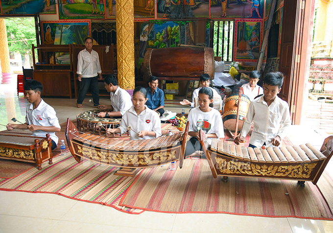 Thanh thiếu niên đồng bào Khmer chơi nhạc ngũ âm tại chùa Cả Bần Lớn (Gò Quao).