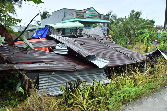 Những ngôi nhà bị sập hoàn toàn và tốc mái do giông lốc.